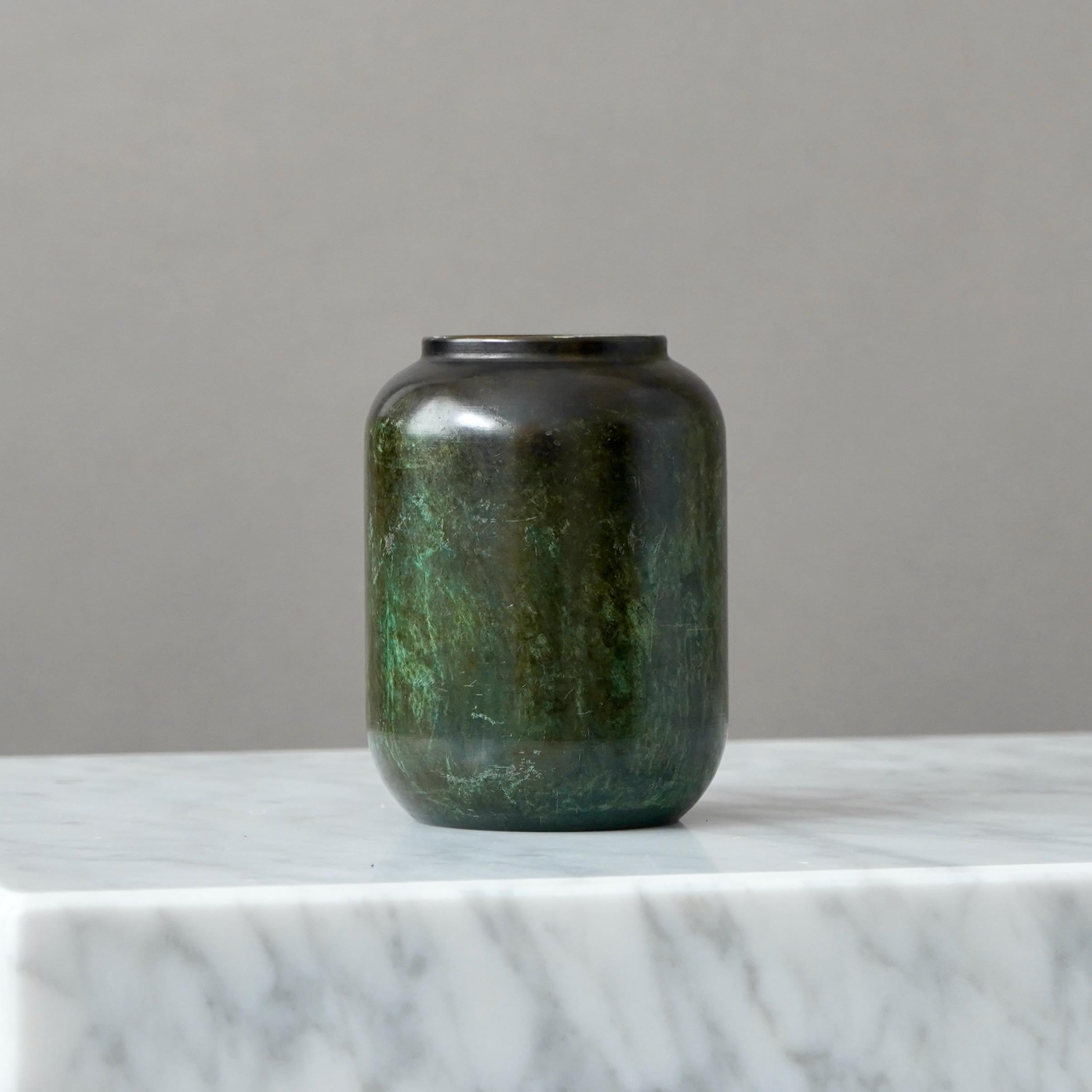 Un bellissimo vaso in bronzo Art Deco con un'incredibile patina. 
Realizzata da GAB Guldsmedsaktiebolaget, Svezia, anni '30.  

Condizioni discrete, molti graffi alla patina.
Timbro 