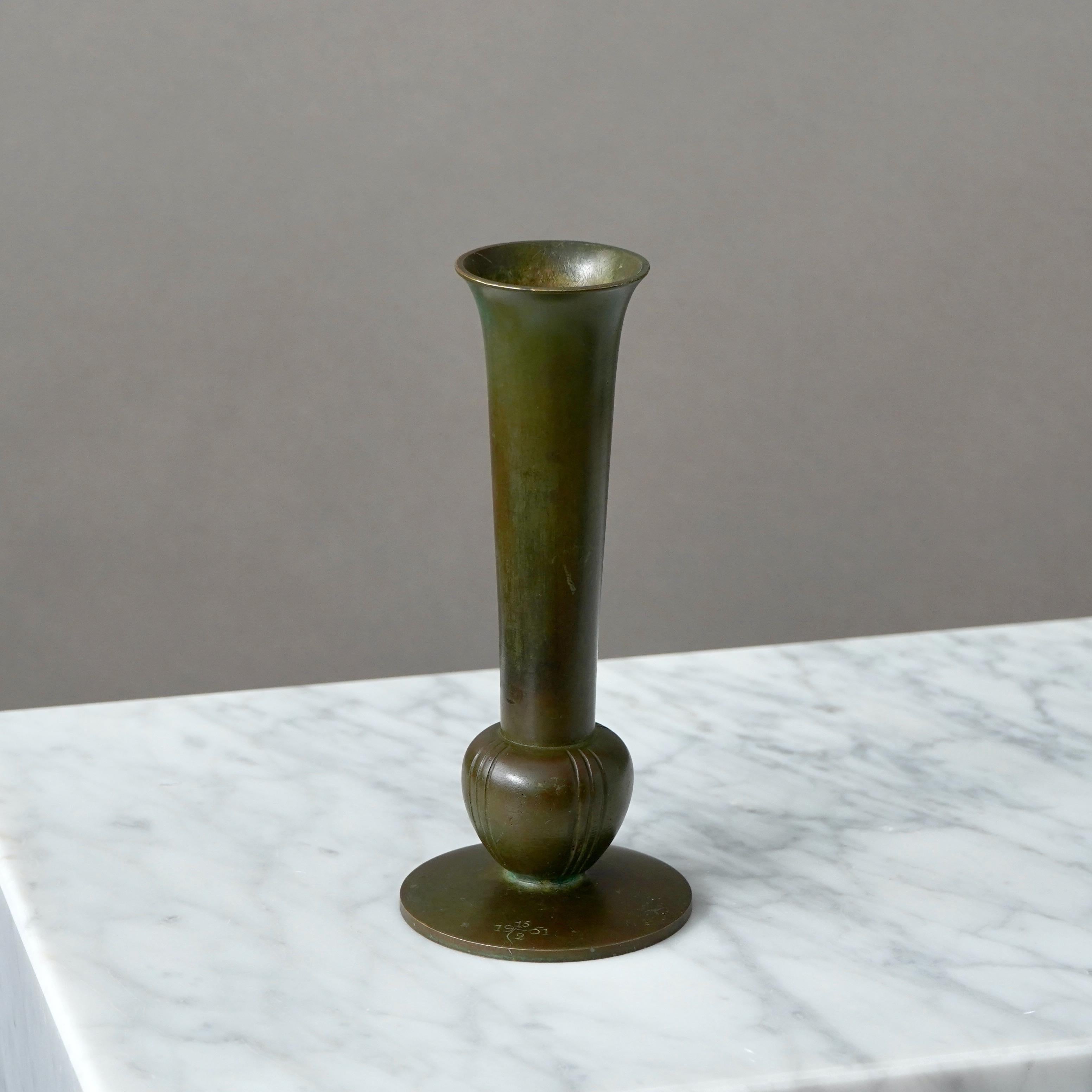 Un bellissimo vaso di bronzo con un'incredibile patina. 
Realizzata da GAB Guldsmedsaktiebolaget, Svezia, anni '30.  

Ottime condizioni, con solo qualche leggero graffio. Due iscrizioni alla base.
Timbro 