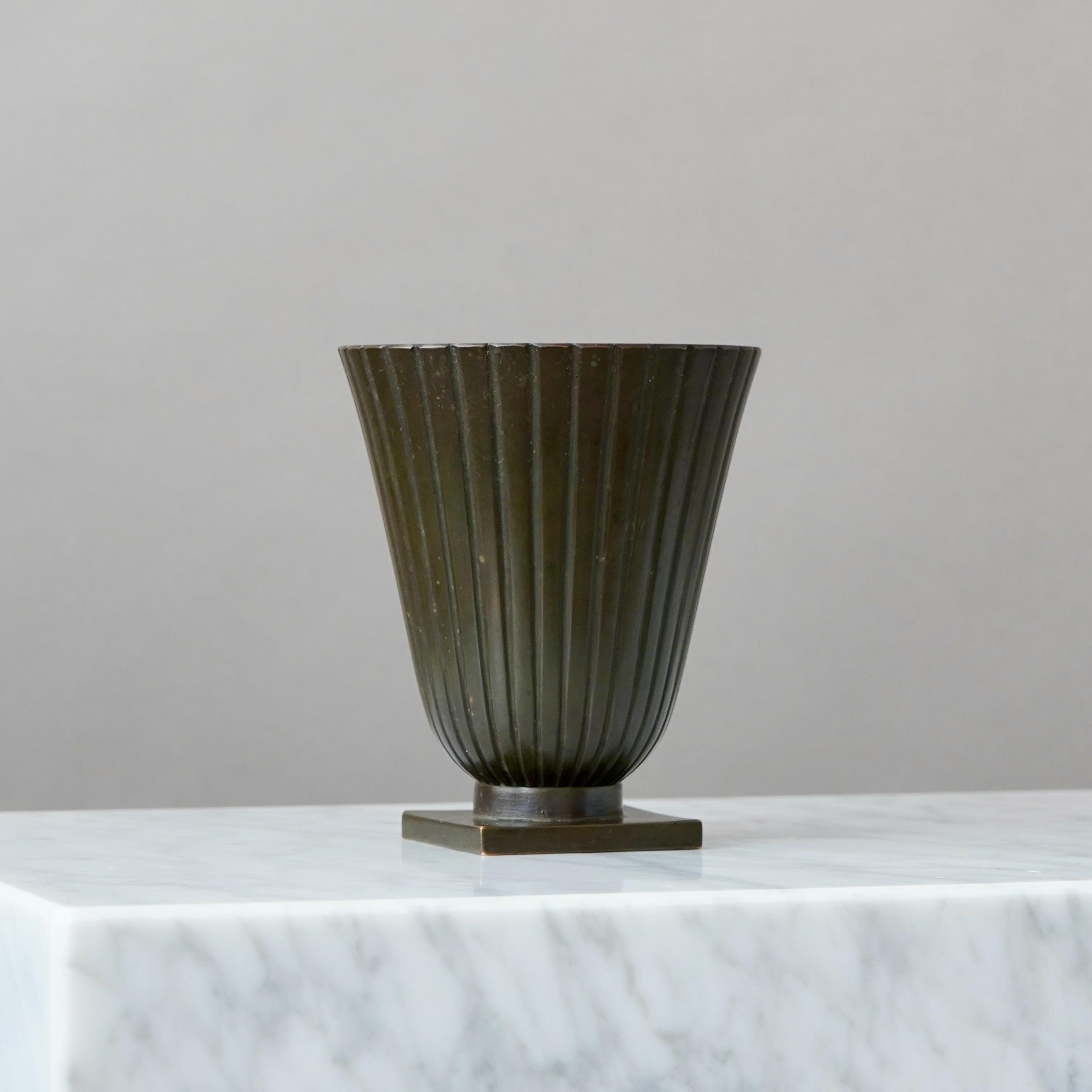 Un bellissimo vaso di bronzo con un'incredibile patina. 
Realizzata da GAB Guldsmedsaktiebolaget, Svezia, anni '30.  

Ottime condizioni, con solo qualche leggero graffio. 
Timbro 