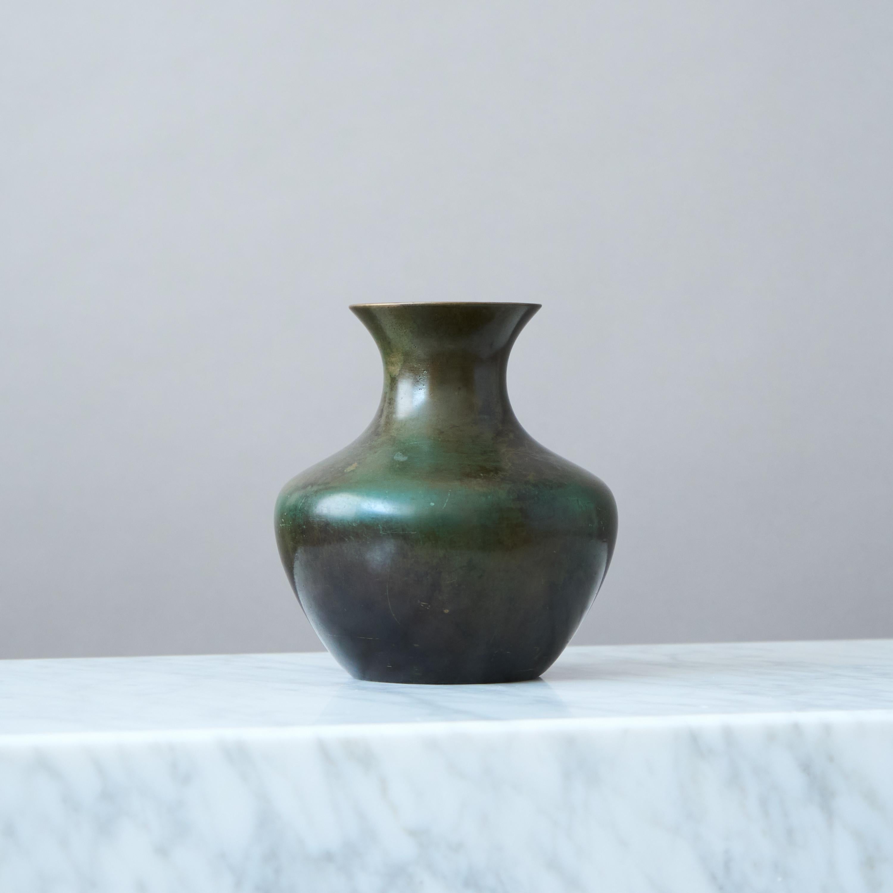 Un precioso jarrón de bronce con una pátina asombrosa. 
Producido por GAB Guldsmedsaktiebolaget, Suecia, años 30.

Buen estado, con algunos ligeros arañazos.
Con el sello 