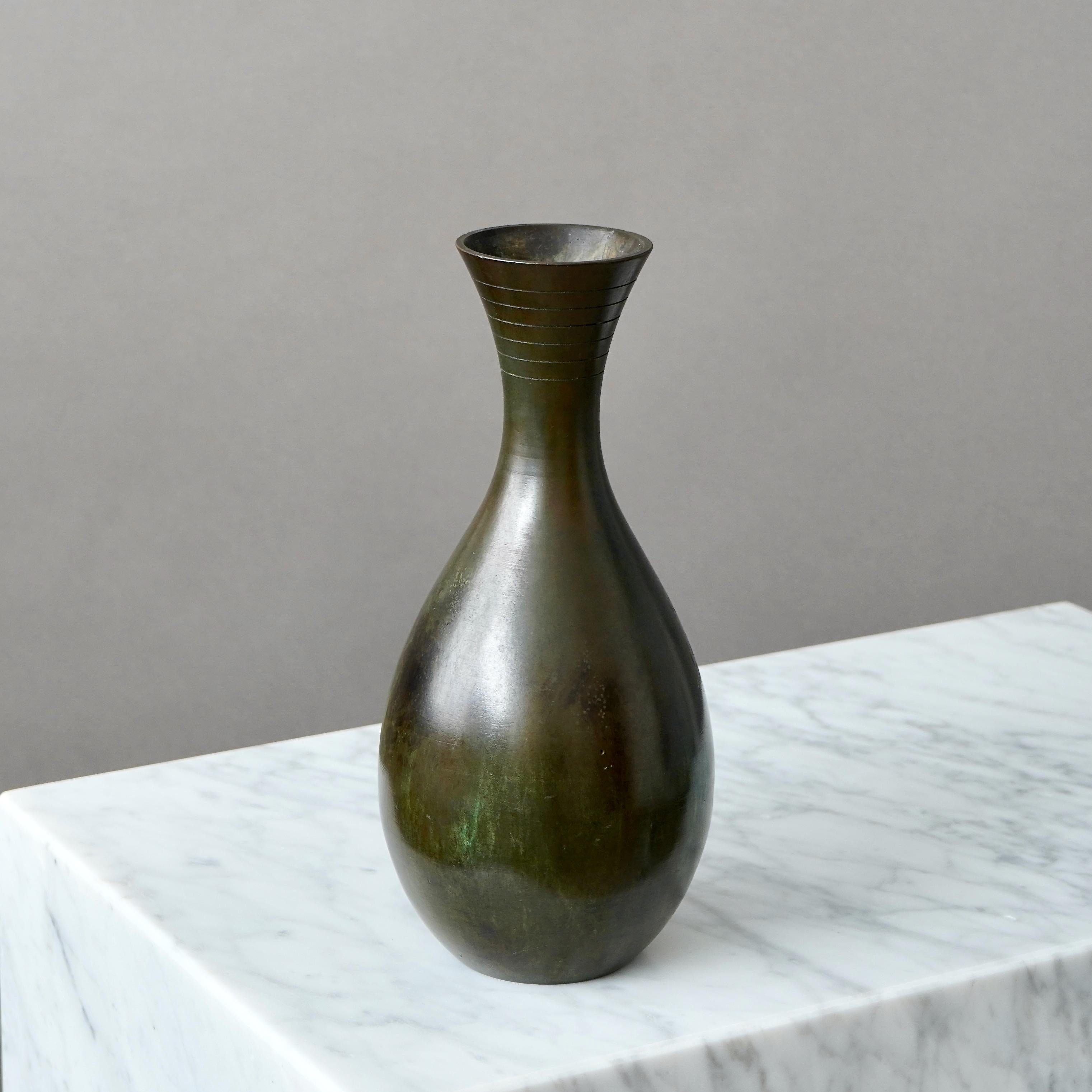 Scandinavo moderno Vaso Art Deco in bronzo di GAB Guldsmedsaktiebolaget, Svezia, anni '30 in vendita