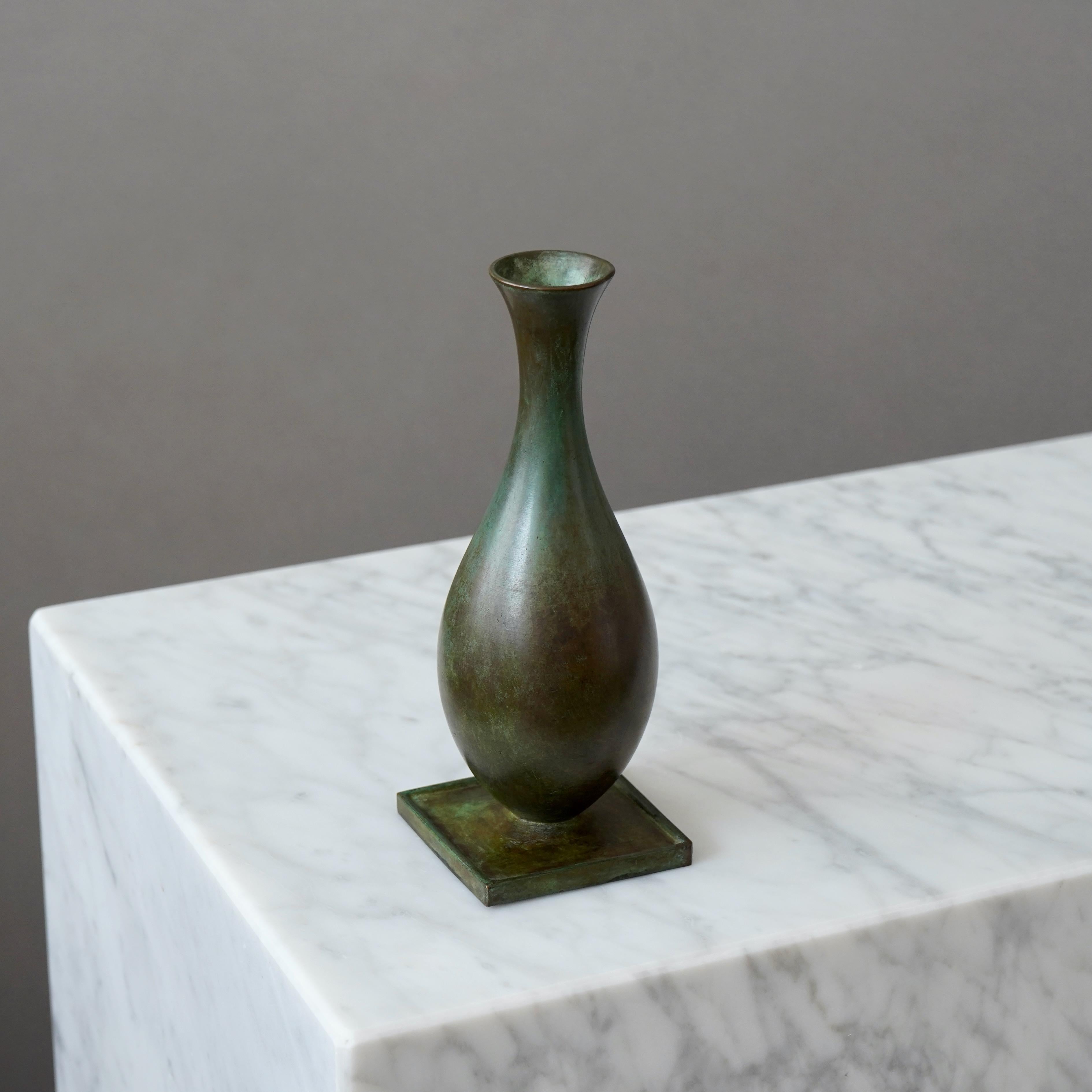 Scandinavo moderno Vaso Art Deco in bronzo di GAB Guldsmedsaktiebolaget, Svezia, anni '30 in vendita