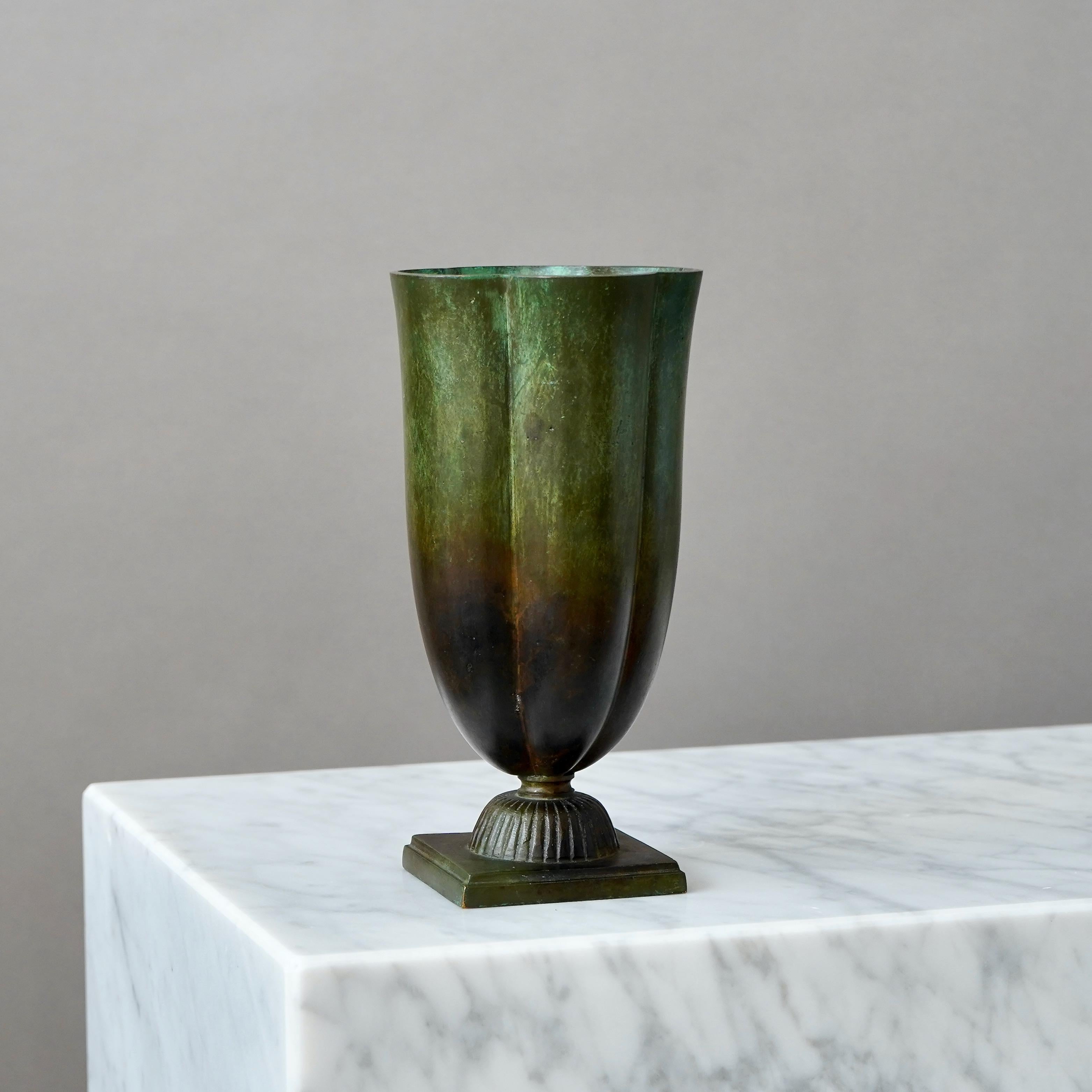 Scandinavo moderno Vaso Art Deco in bronzo di GAB Guldsmedsaktiebolaget, Svezia, anni '30 in vendita
