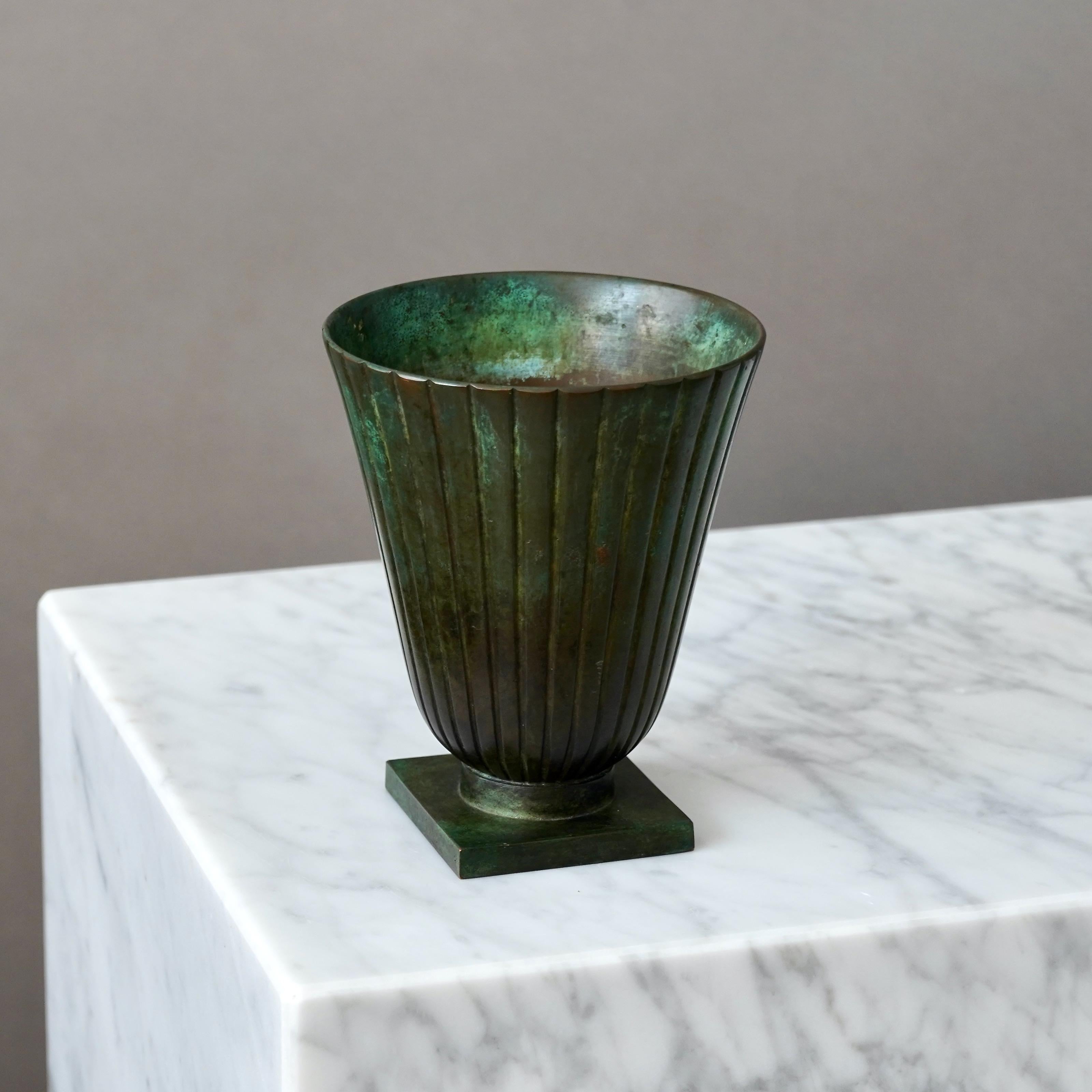 Scandinavo moderno Vaso Art Deco in bronzo di GAB Guldsmedsaktiebolaget, Svezia, anni '30 in vendita