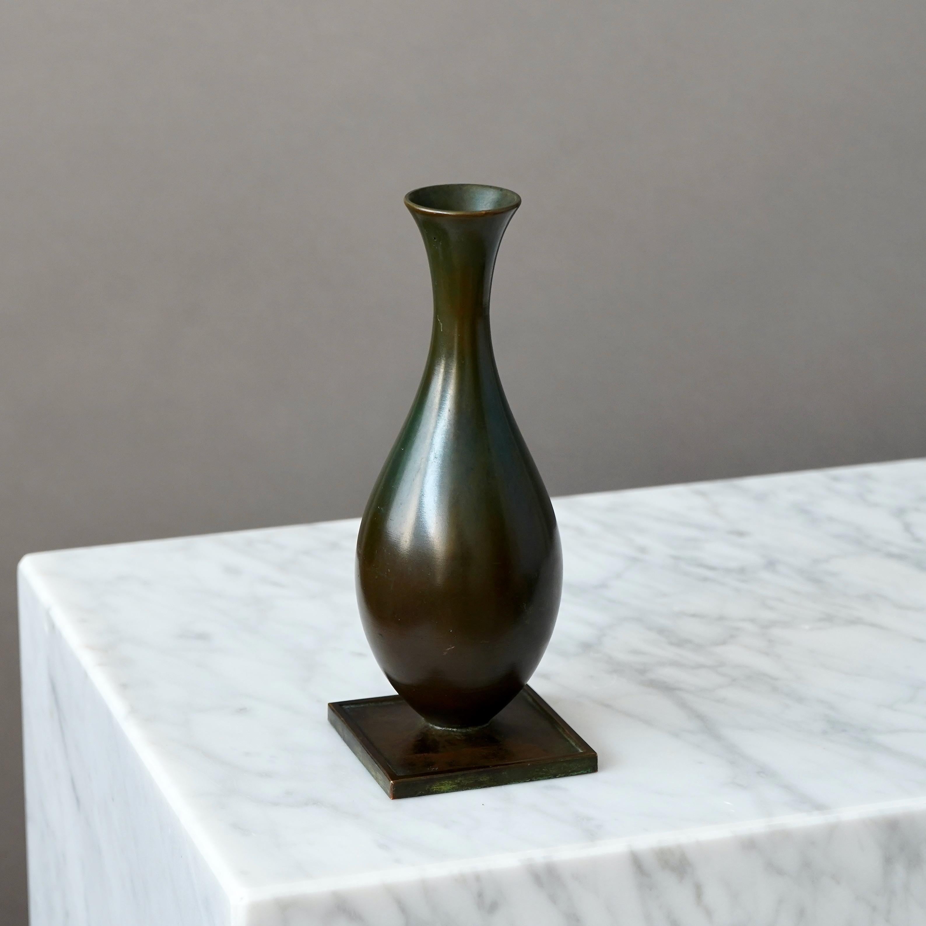 Scandinavo moderno Vaso Art Deco in bronzo di GAB Guldsmedsaktiebolaget, Svezia, anni '30 in vendita