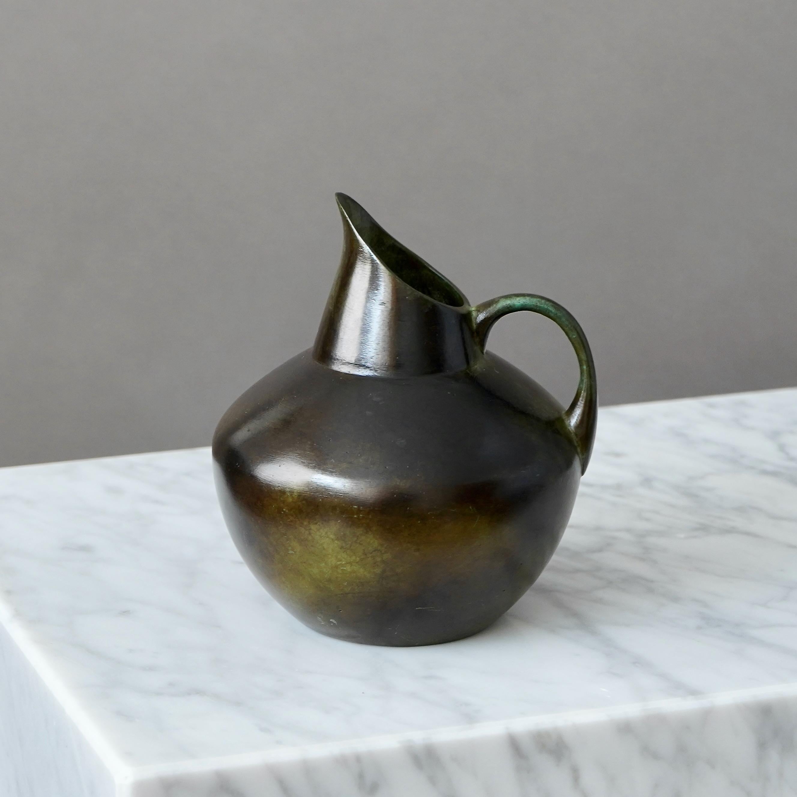 Scandinavo moderno Vaso Art Deco in bronzo di GAB Guldsmedsaktiebolaget, Svezia, anni '30 in vendita