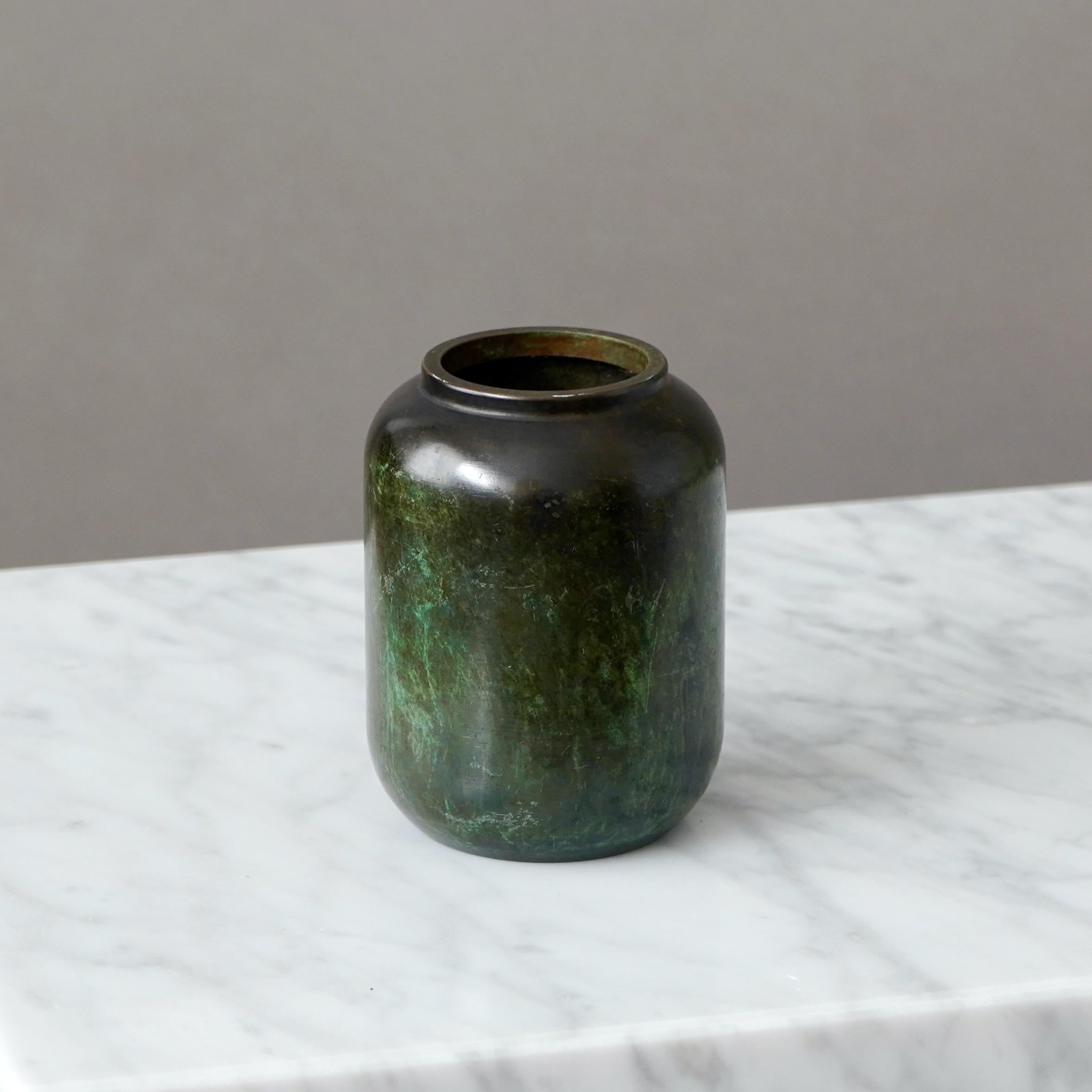 Scandinavo moderno Vaso Art Deco in bronzo di GAB Guldsmedsaktiebolaget, Svezia, anni '30 in vendita