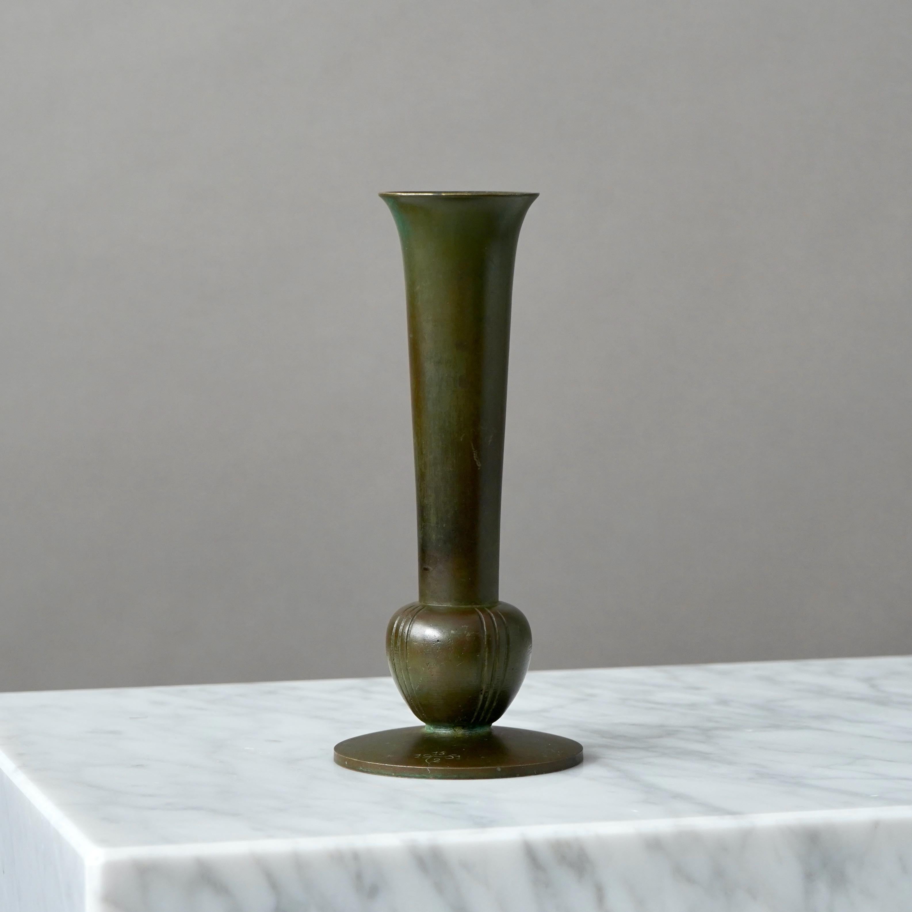 Scandinavo moderno Vaso Art Deco in bronzo di GAB Guldsmedsaktiebolaget, Svezia, anni '30 in vendita
