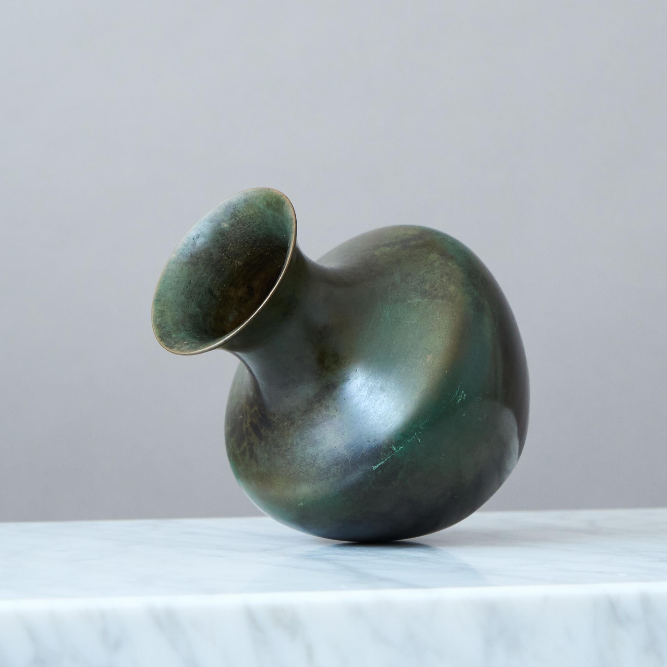 Jarrón Art Déco de bronce de GAB Guldsmedsaktiebolaget, Suecia, años 30 Art Decó en venta