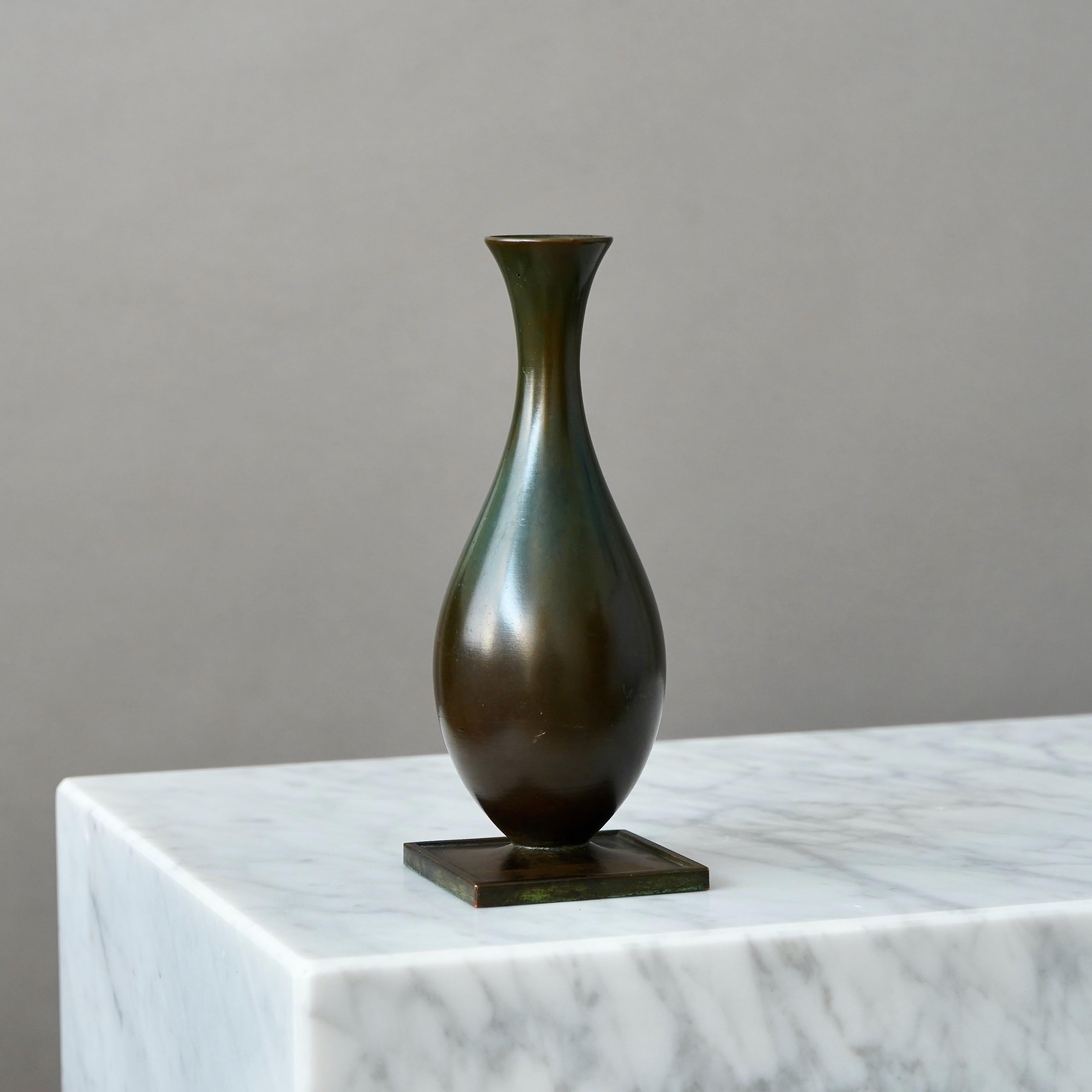 Svedese Vaso Art Deco in bronzo di GAB Guldsmedsaktiebolaget, Svezia, anni '30 in vendita