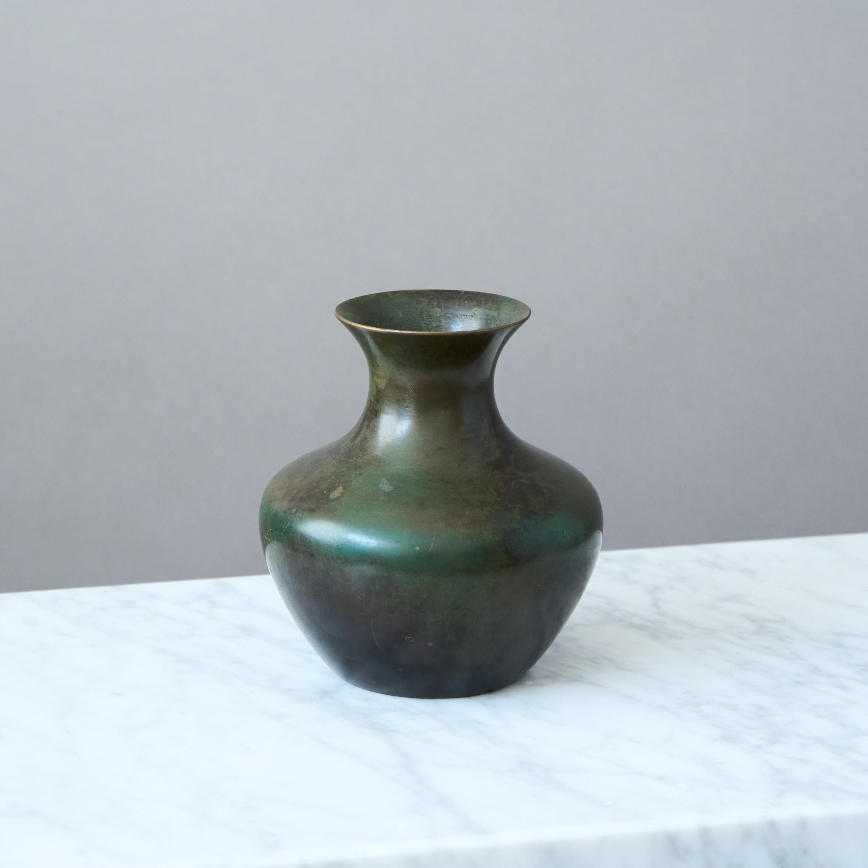 Jarrón Art Déco de bronce de GAB Guldsmedsaktiebolaget, Suecia, años 30 Sueco en venta