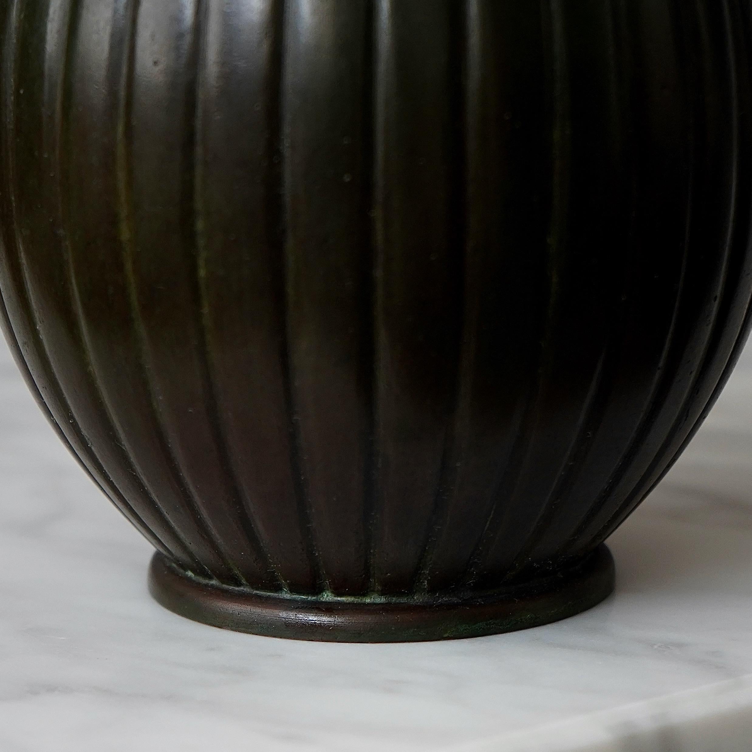 Moulage Vase Art déco par GAB Guldsmedsaktiebolaget, Suède, années 1930 en vente