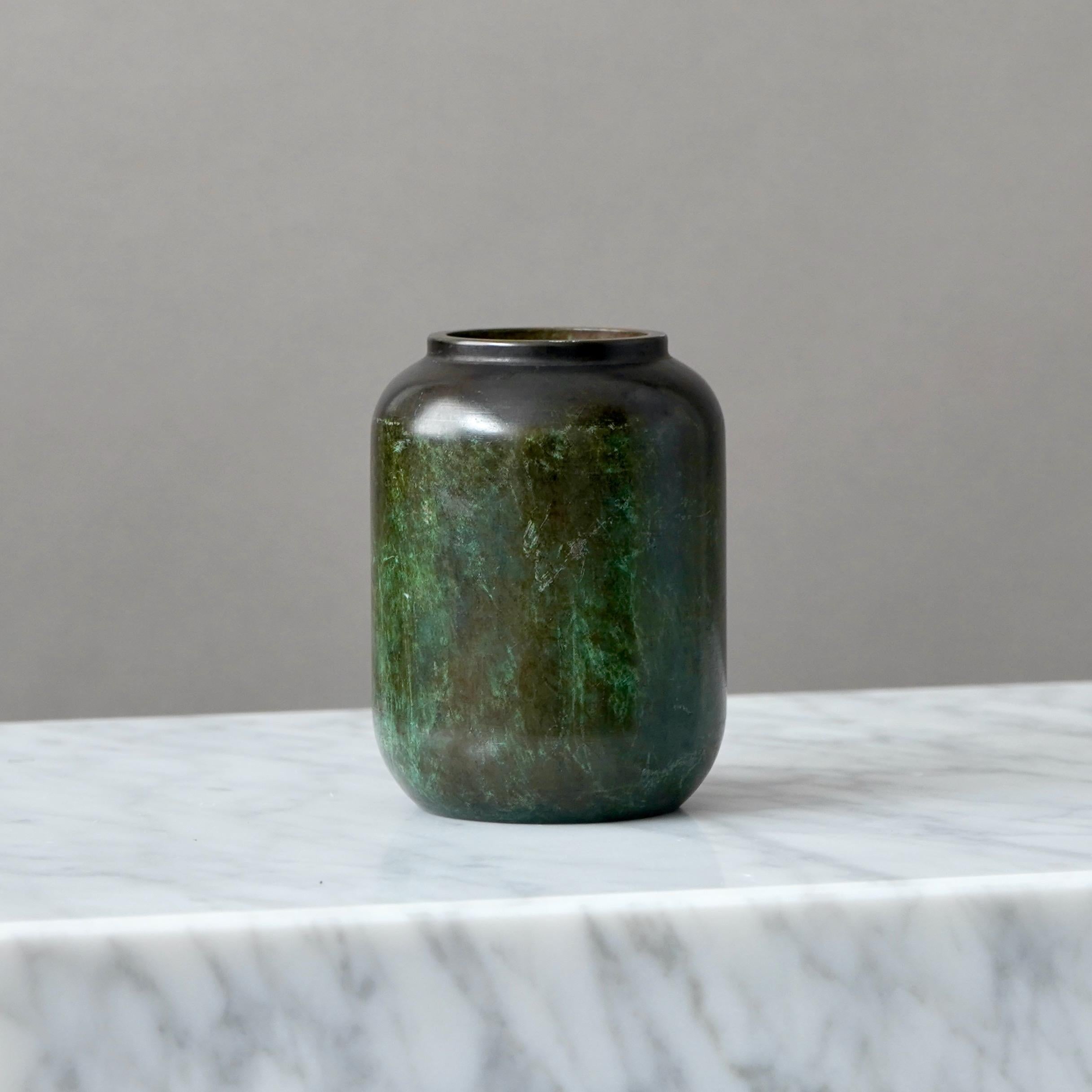 Vaso Art Deco in bronzo di GAB Guldsmedsaktiebolaget, Svezia, anni '30 In condizioni discrete in vendita a Malmö, SE