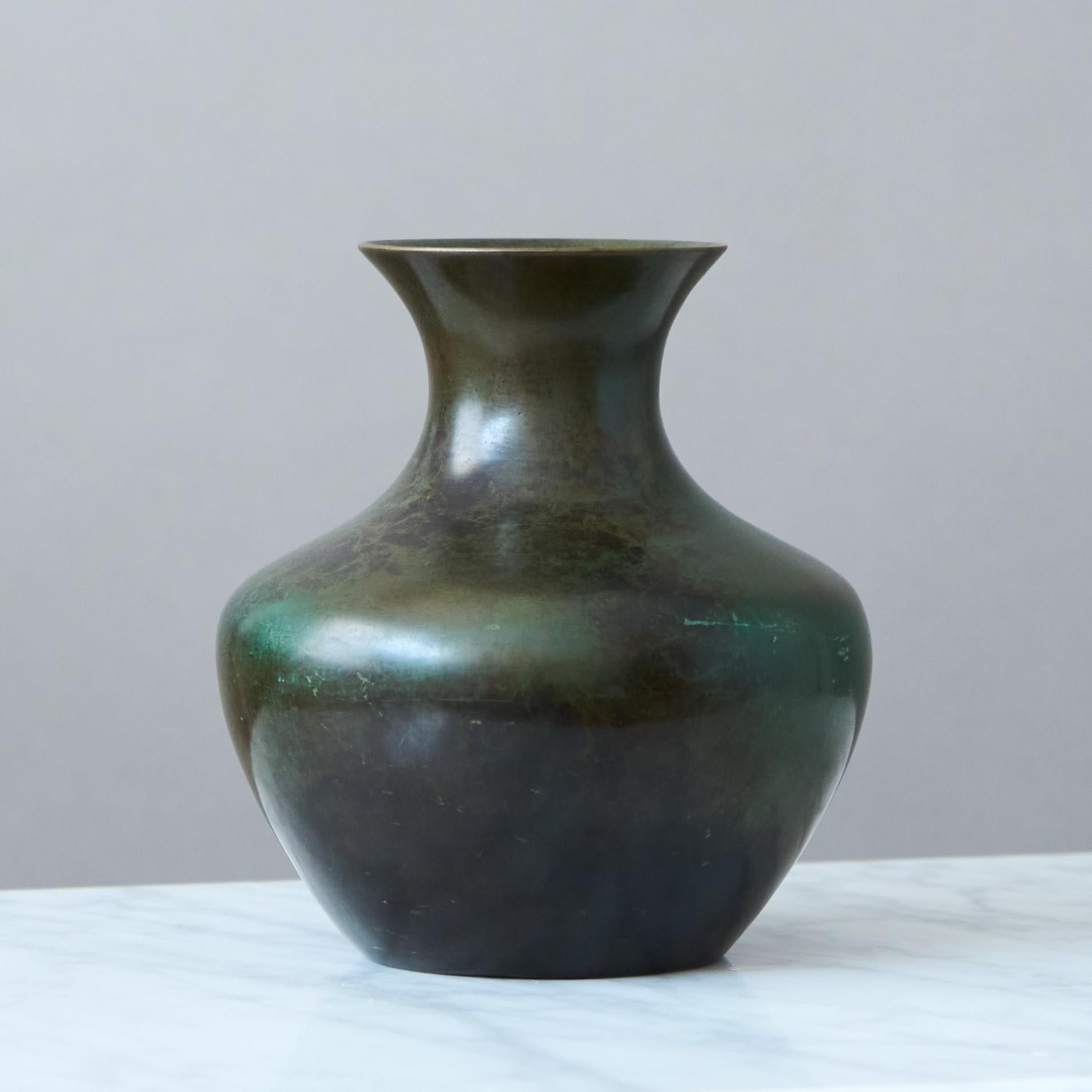 Jarrón Art Déco de bronce de GAB Guldsmedsaktiebolaget, Suecia, años 30 en Bueno estado para la venta en Malmö, SE