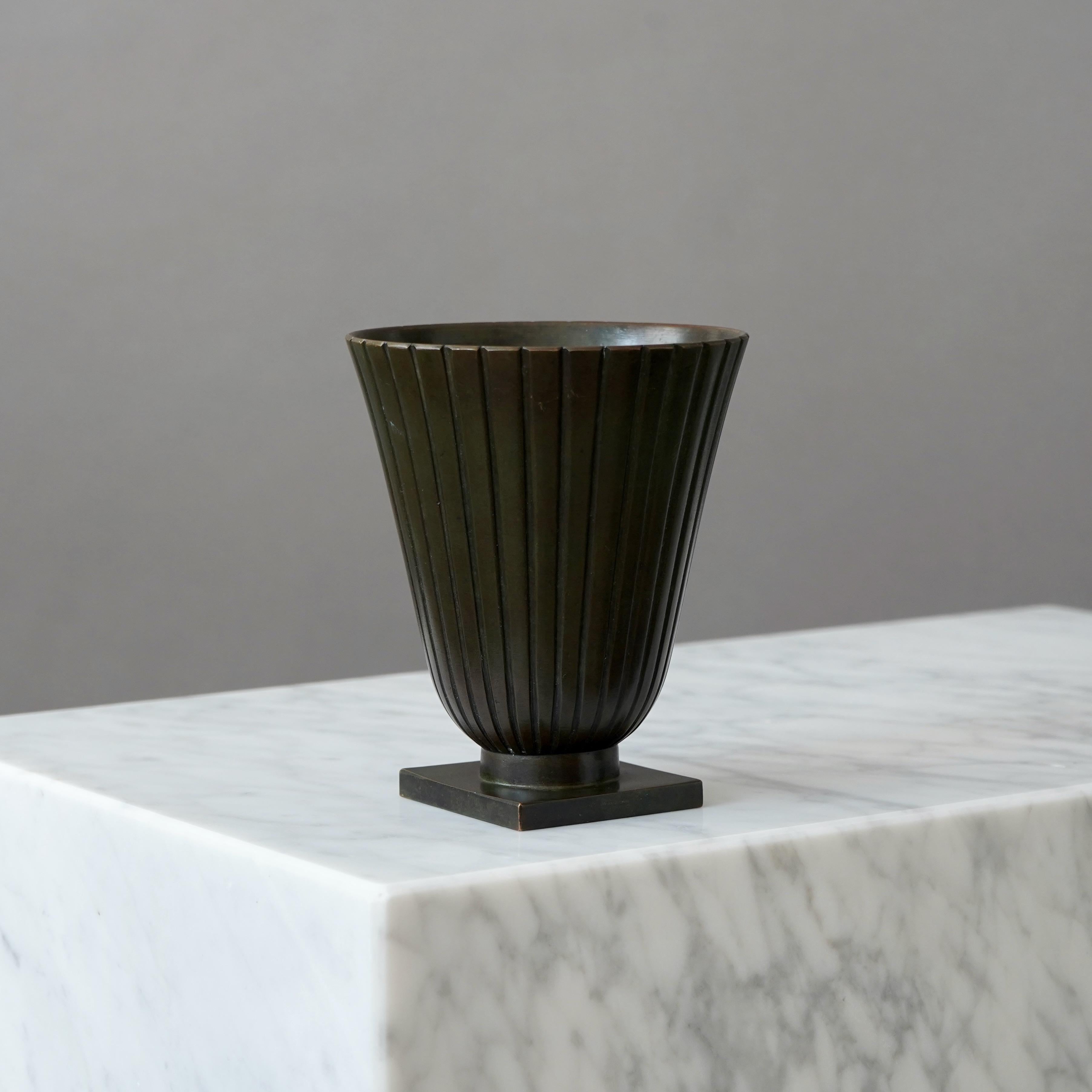 Milieu du XXe siècle Vase Art déco par GAB Guldsmedsaktiebolaget, Suède, années 1930 en vente