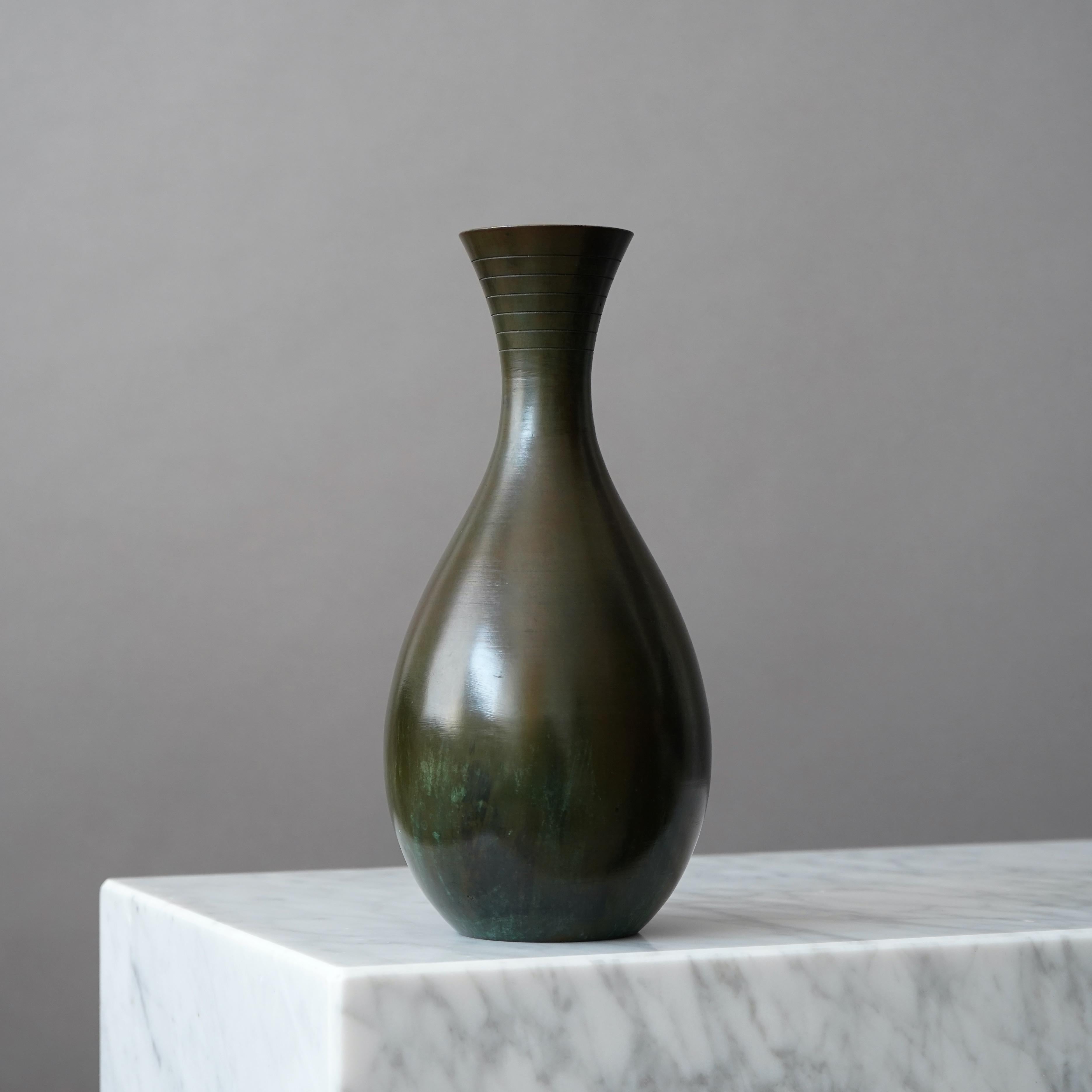 Milieu du XXe siècle Vase Art déco par GAB Guldsmedsaktiebolaget, Suède, années 1930 en vente