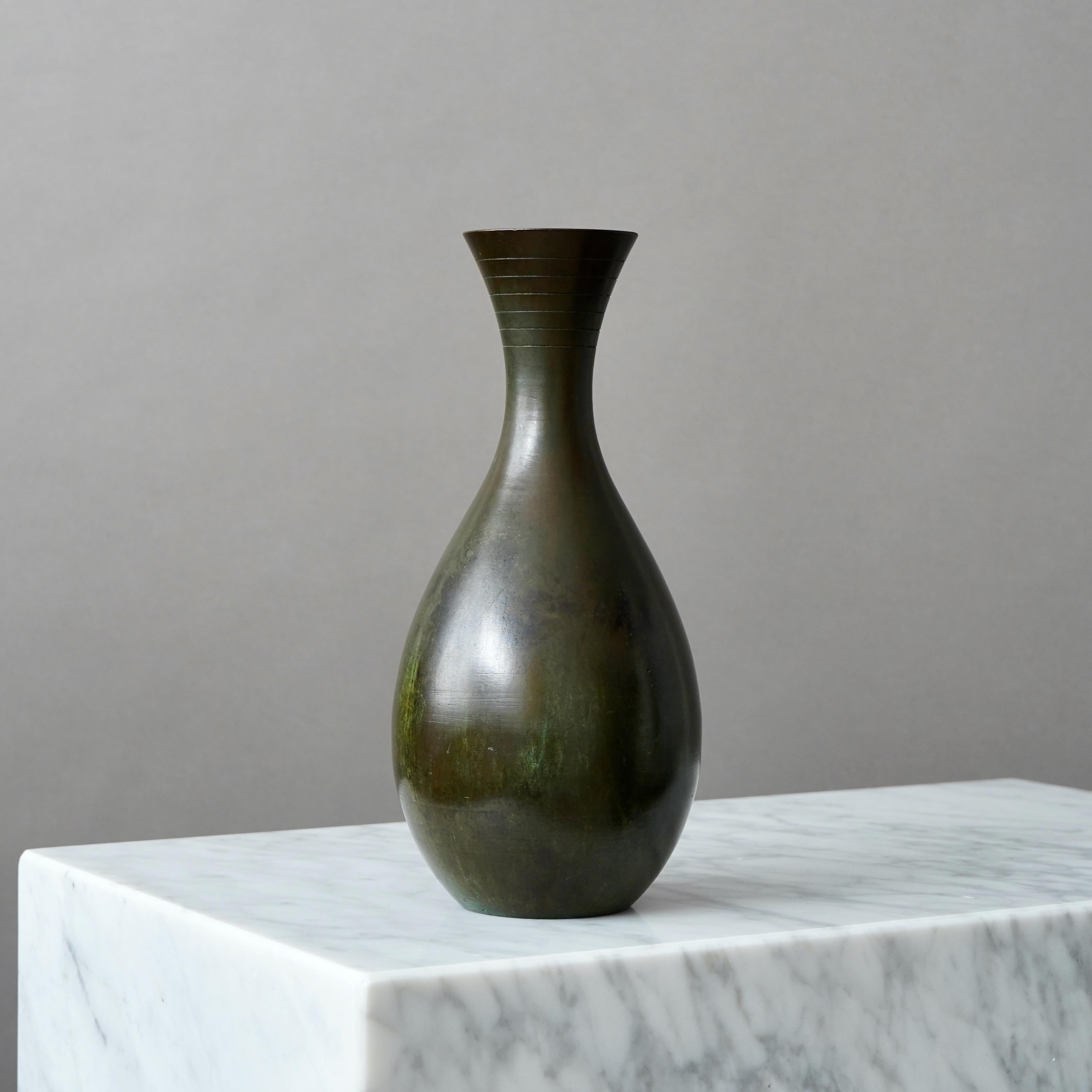 Metà XX secolo Vaso Art Deco in bronzo di GAB Guldsmedsaktiebolaget, Svezia, anni '30 in vendita