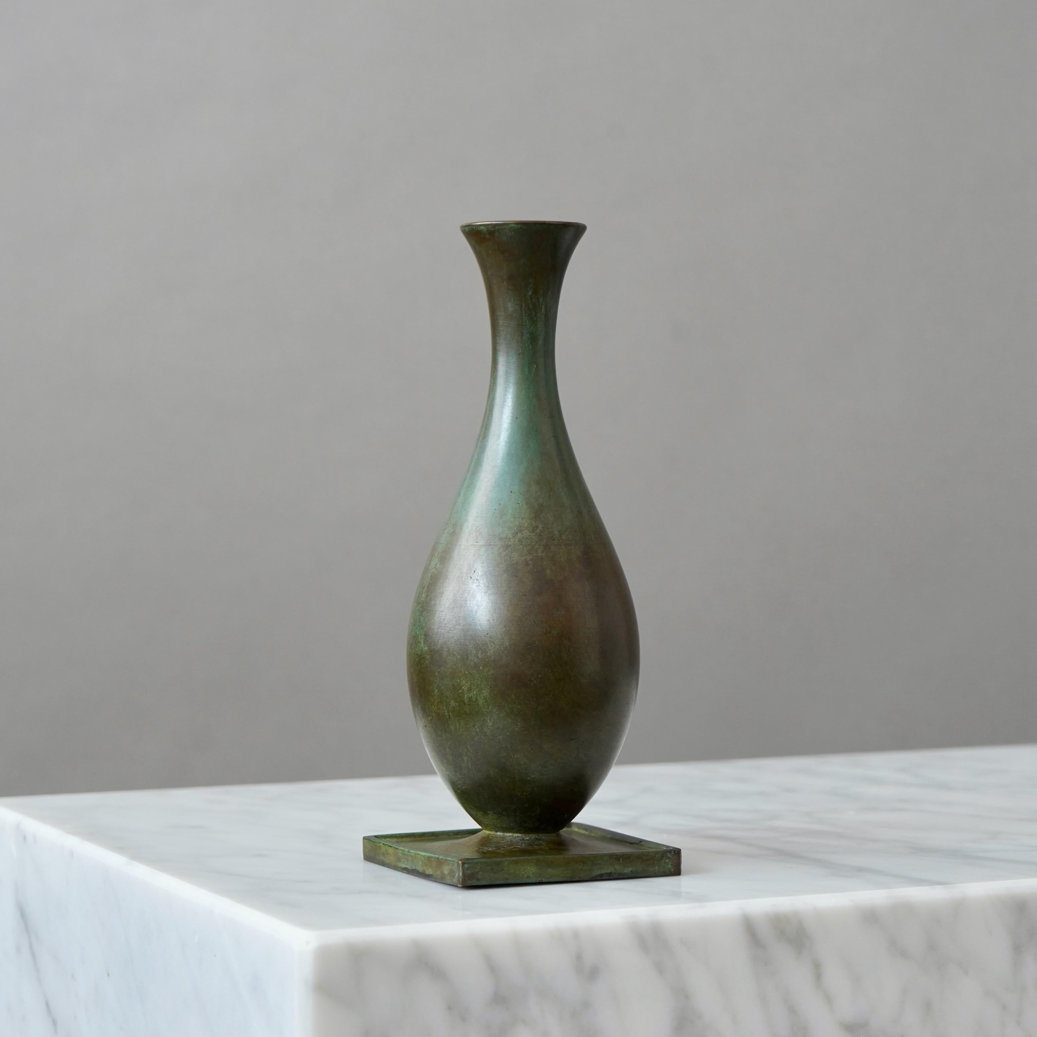 Metà XX secolo Vaso Art Deco in bronzo di GAB Guldsmedsaktiebolaget, Svezia, anni '30 in vendita