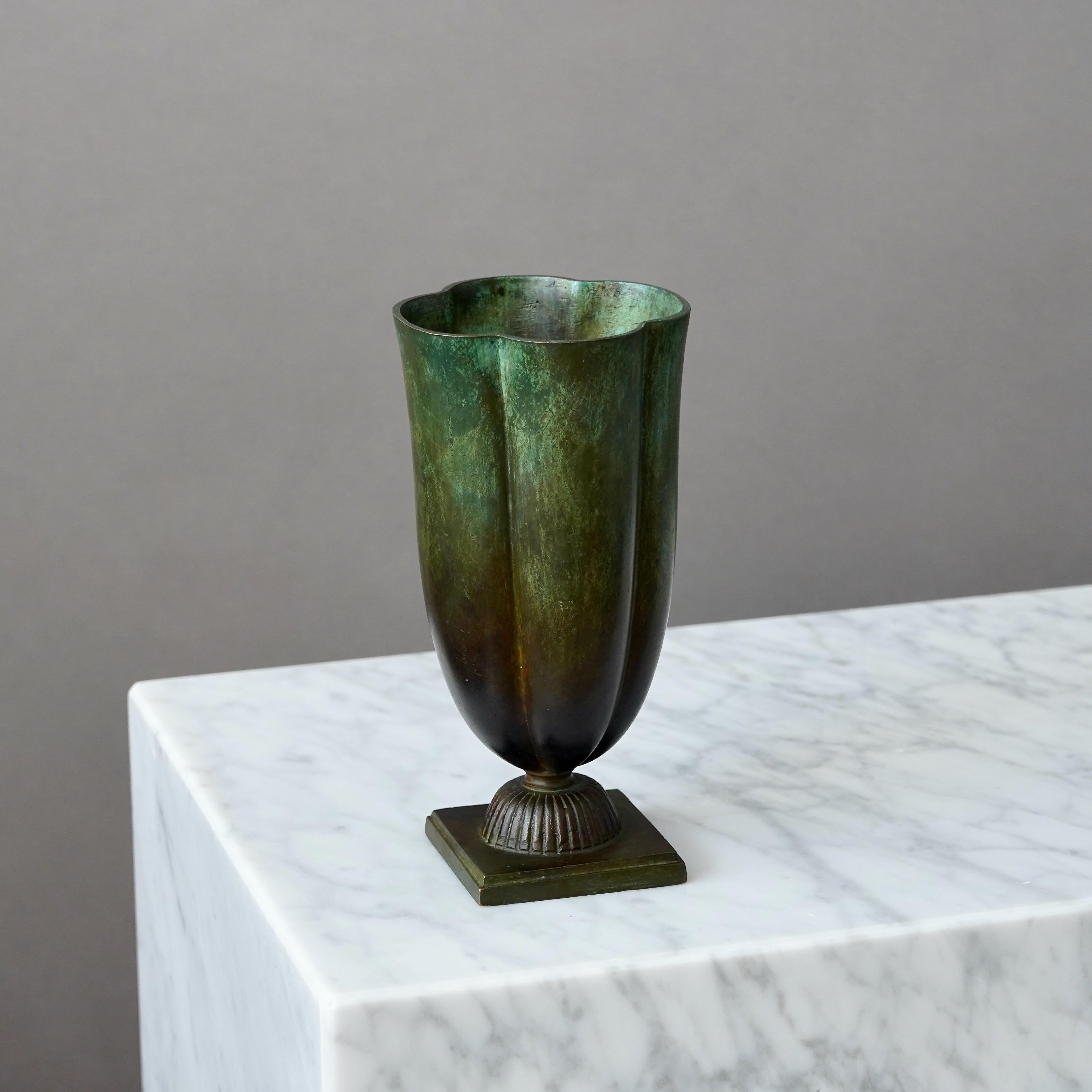 Metà XX secolo Vaso Art Deco in bronzo di GAB Guldsmedsaktiebolaget, Svezia, anni '30 in vendita