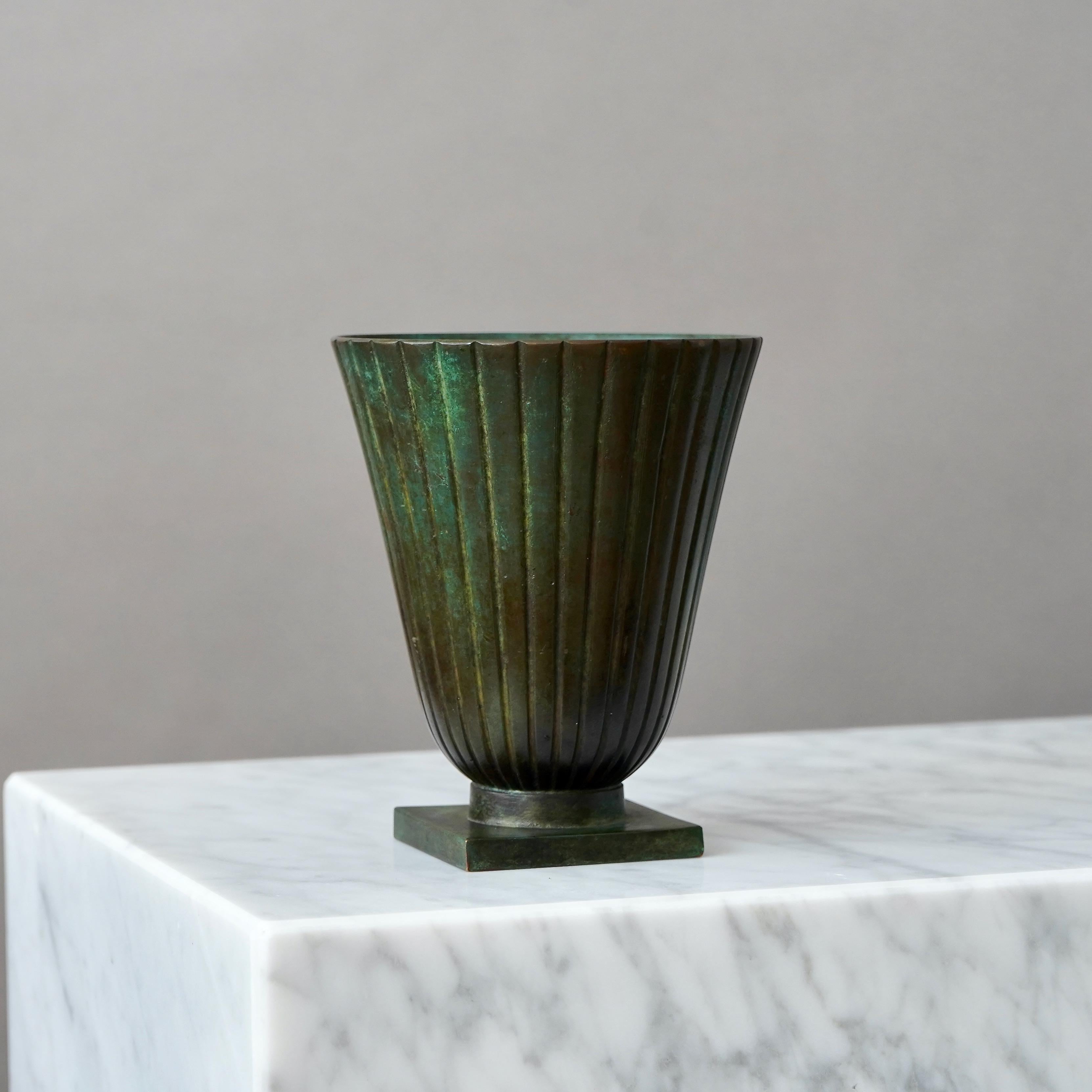 Metà XX secolo Vaso Art Deco in bronzo di GAB Guldsmedsaktiebolaget, Svezia, anni '30 in vendita
