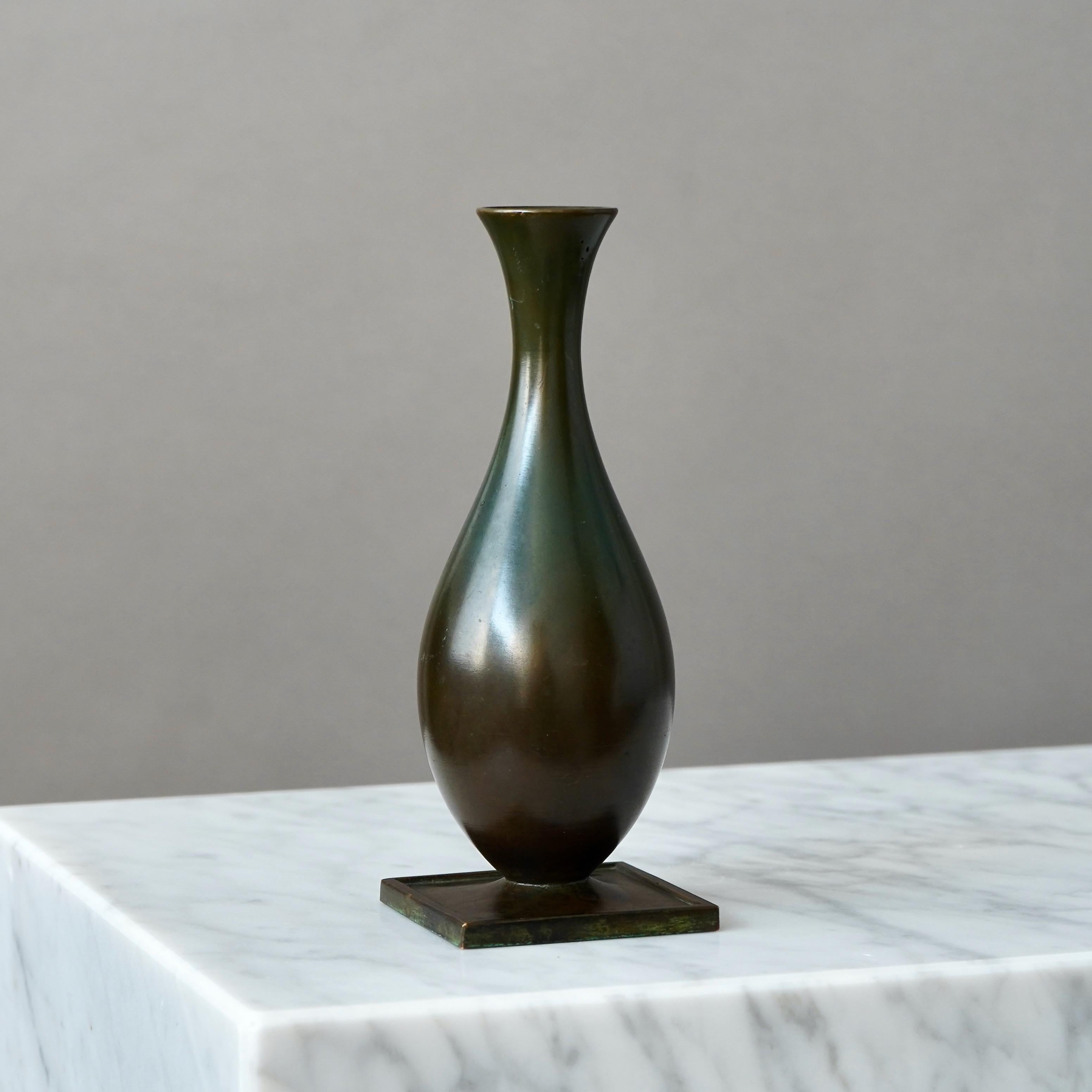 Metà XX secolo Vaso Art Deco in bronzo di GAB Guldsmedsaktiebolaget, Svezia, anni '30 in vendita