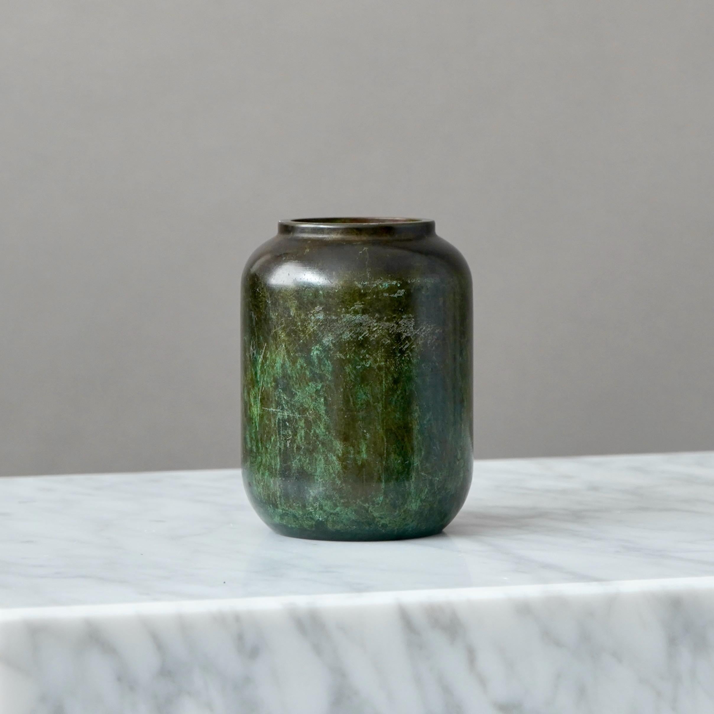 Metà XX secolo Vaso Art Deco in bronzo di GAB Guldsmedsaktiebolaget, Svezia, anni '30 in vendita