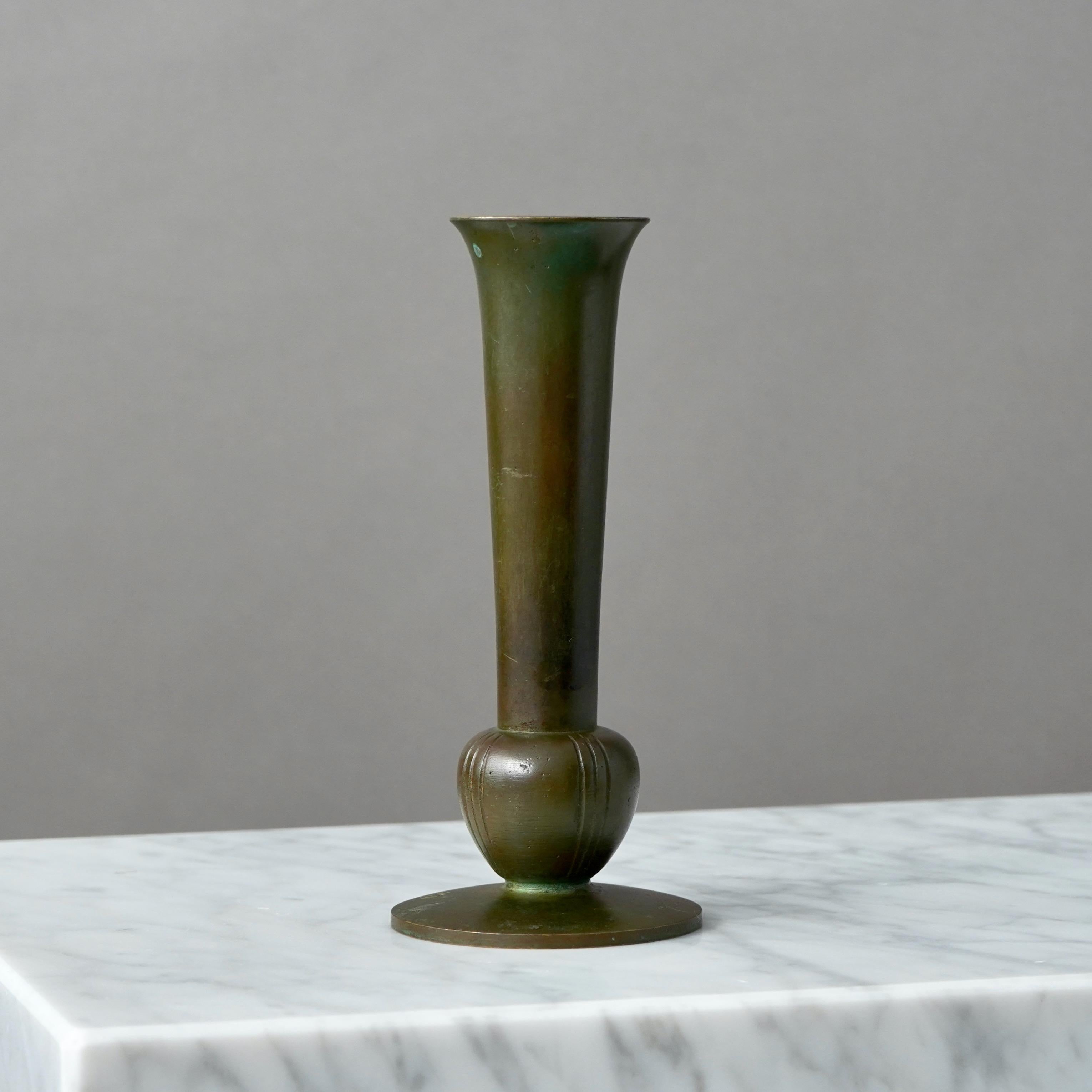 Metà XX secolo Vaso Art Deco in bronzo di GAB Guldsmedsaktiebolaget, Svezia, anni '30 in vendita