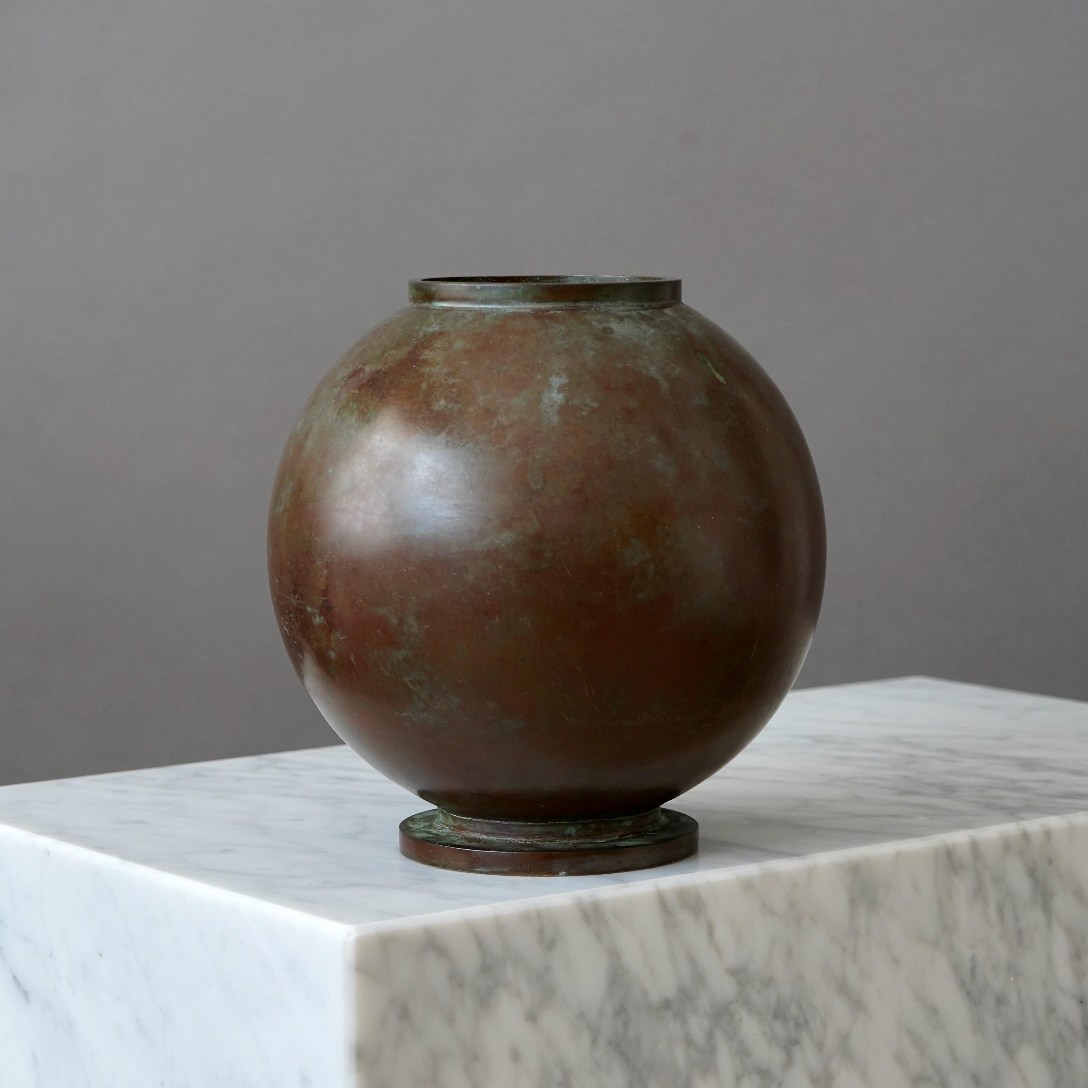 A beautiful bronze vase with amazing patina. Designed by Sune Bäckström in Malmoe, Sweden, 1920s.  

Great condition, but with some scratches on the surface.
Stamped 'BRONS', model number '9104' and signature 'Sune Bäckström'.

Produced by Einar