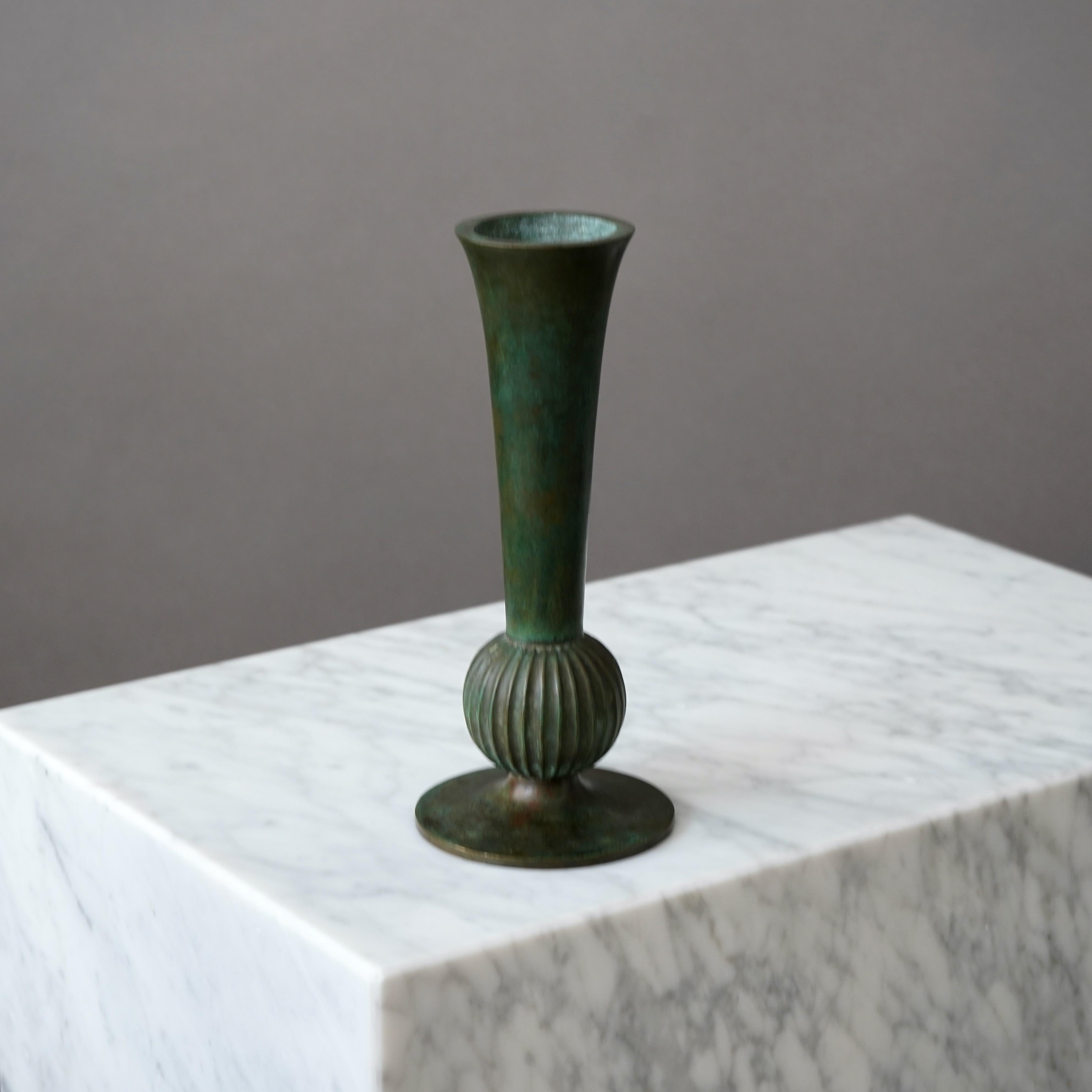 A beautiful bronze vase with amazing patina. Designed by Sune Bäckström in Malmoe, Sweden, 1920s.  

Great condition.
Stamped 'BRONS', model number '9043' and signature 'Sune Bäckström'.

Produced by Einar Bäckström Metallvarufabrik in Malmö,