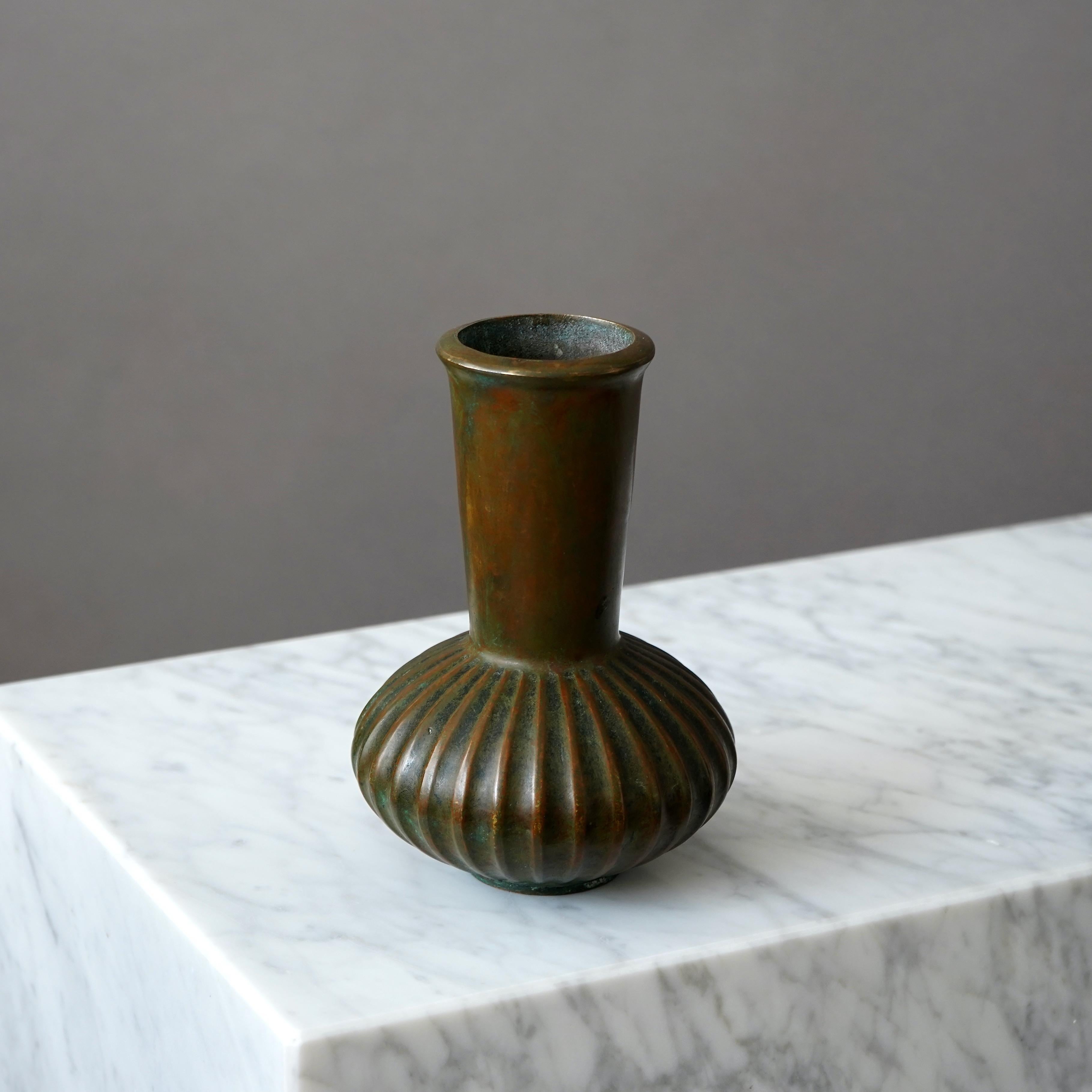 A beautiful bronze vase with amazing patina. Designed by Sune Bäckström in Malmoe, Sweden, 1920s.  

Great condition.
Stamped 'BRONS', model number '9130' and signature 'Sune Bäckström'.

Produced by Einar Bäckström Metallvarufabrik in Malmö,