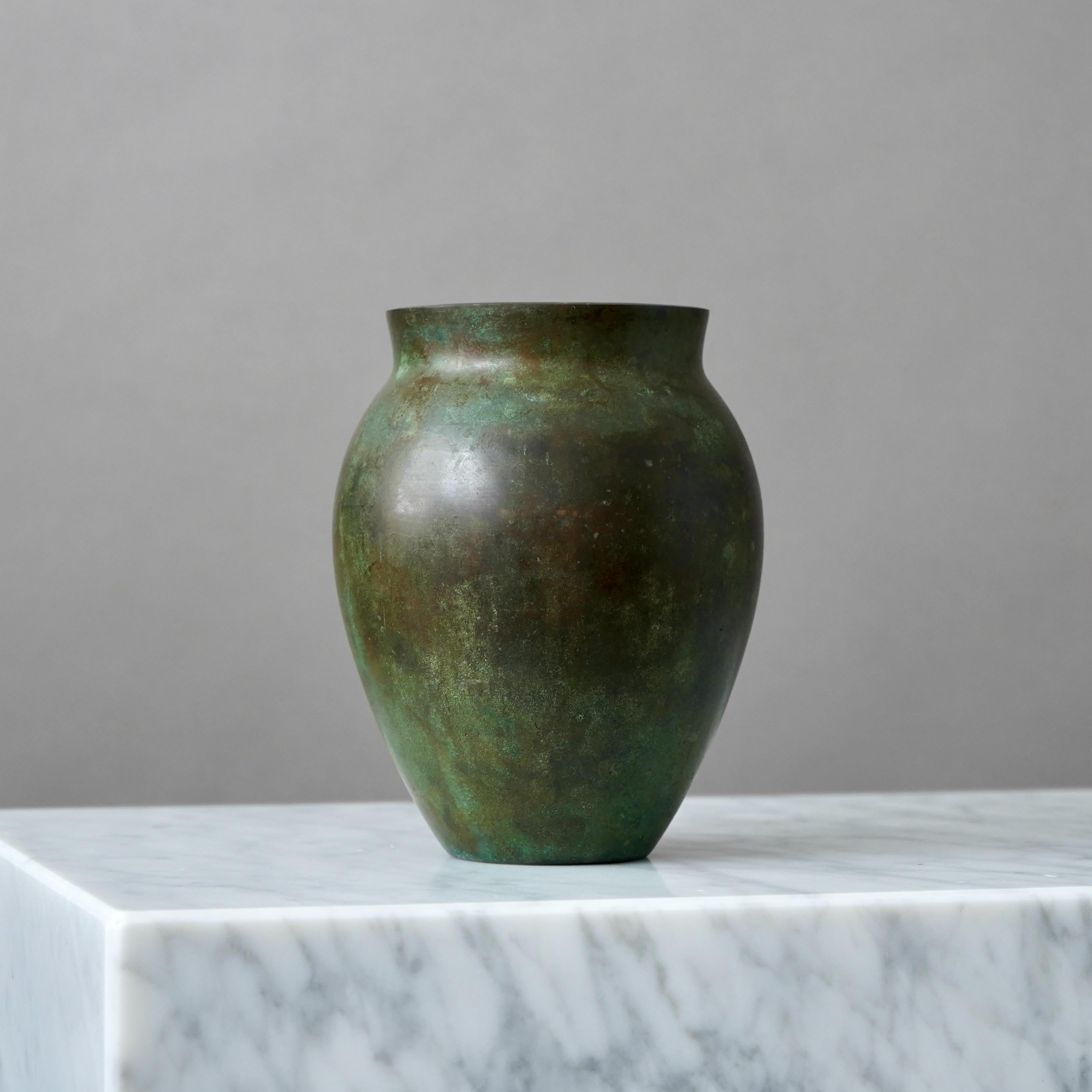 Un bellissimo vaso in bronzo art déco con un'incredibile patina. Disegnata da Sune Bäckström a Malmoe, Svezia, negli anni '20.  

Ottime condizioni.
Timbro 