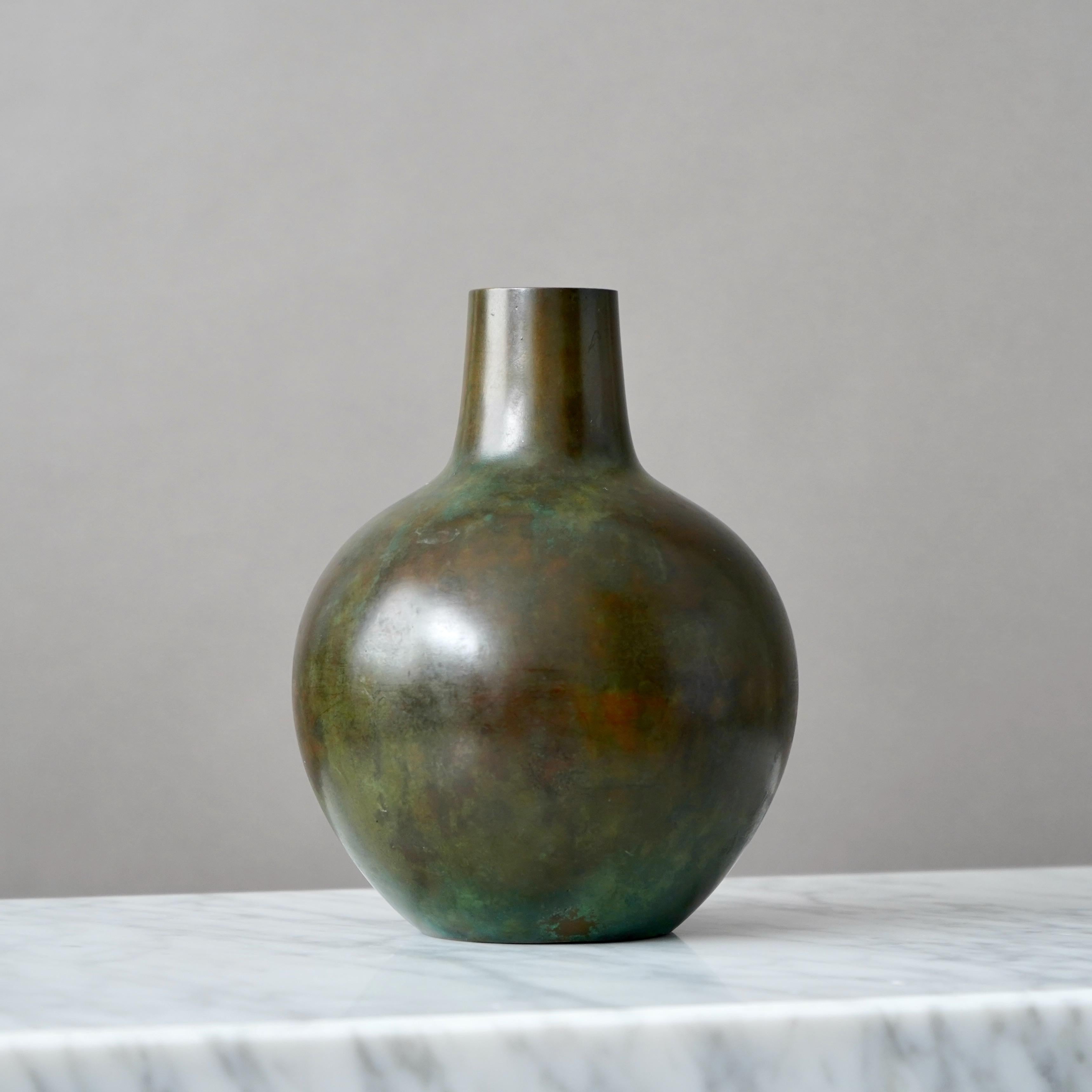 Un bellissimo vaso in bronzo Art Deco / Swedish Grace con un'incredibile patina. Disegnata da Sune Bäckström a Malmoe, Svezia, negli anni '20.  

Ottime condizioni, ma con un'iscrizione (nella foto).
Timbro 
