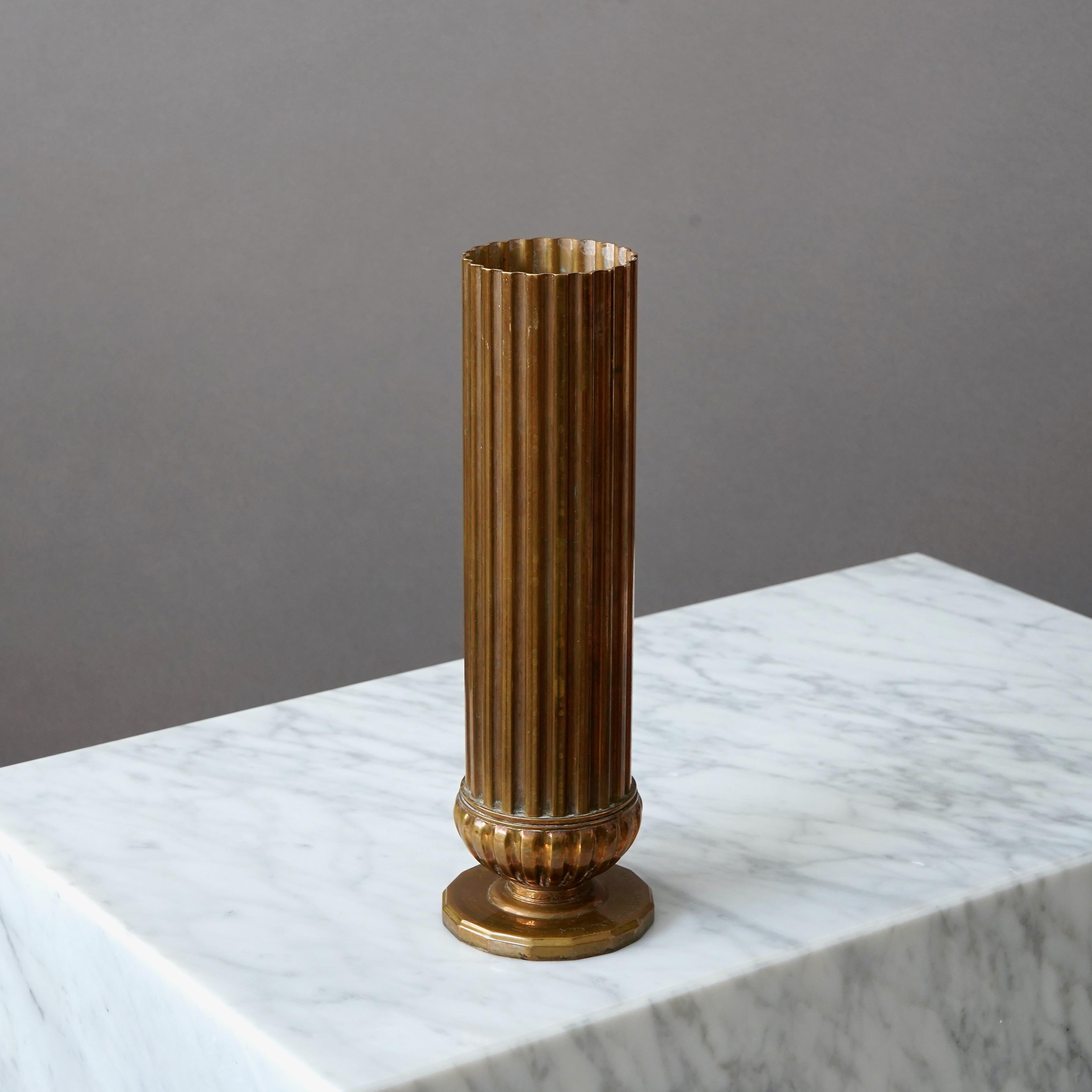 Un magnifique vase art déco en bronze avec une patine étonnante. 
Fabriqué par SVM, Svenska Metallverken AB, Suède, années 1930.  

Très bon état, mais avec une inscription sur la base.
Estampillé 