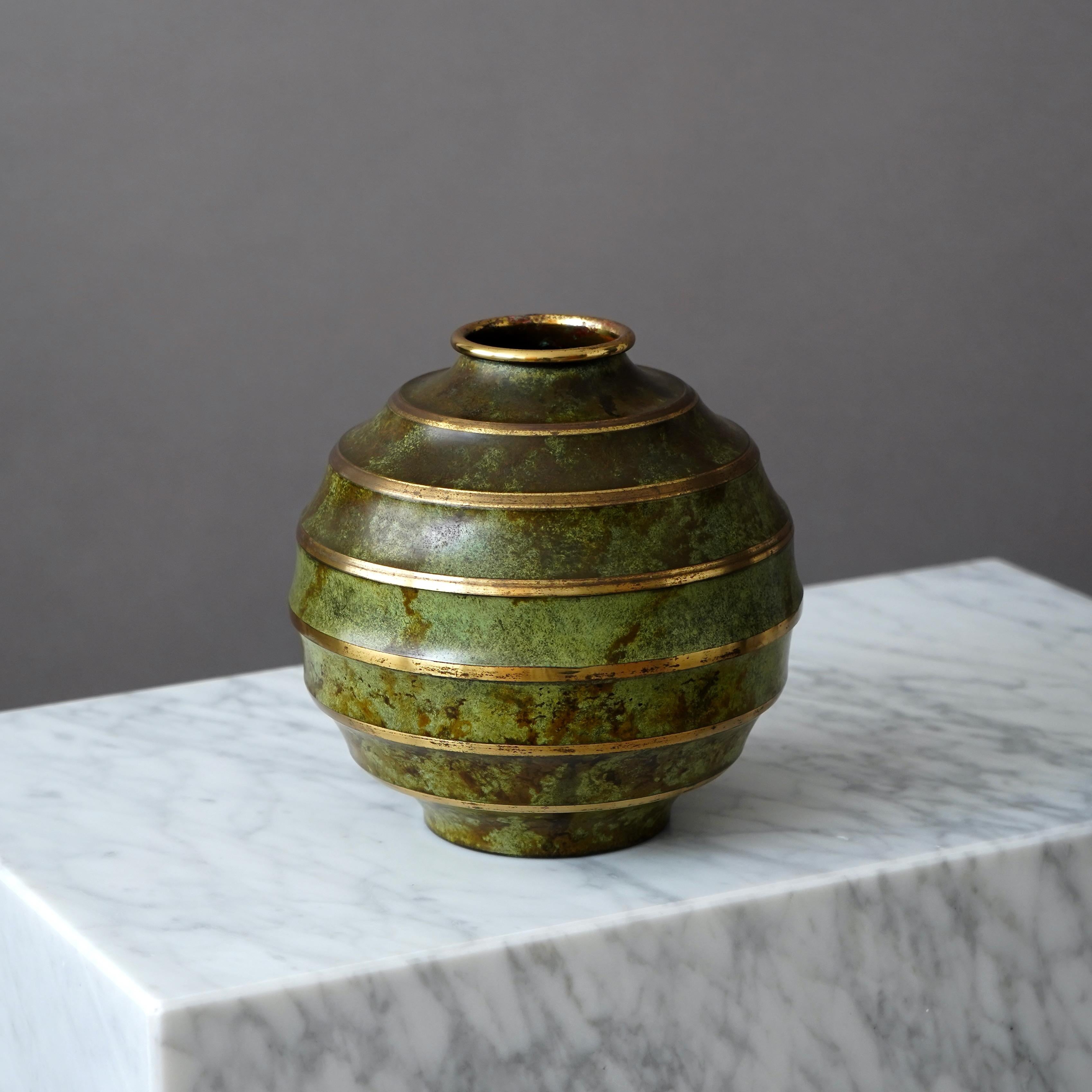 Un bellissimo vaso in bronzo art déco con un'incredibile patina. 
Realizzato da SVM, Svenska Metallverken AB, Svezia, anni '30.  

Ottime condizioni, con solo qualche leggero graffio.
Timbro 'HANDARBETE' e marchio del produttore 'SVM Handarbete'.