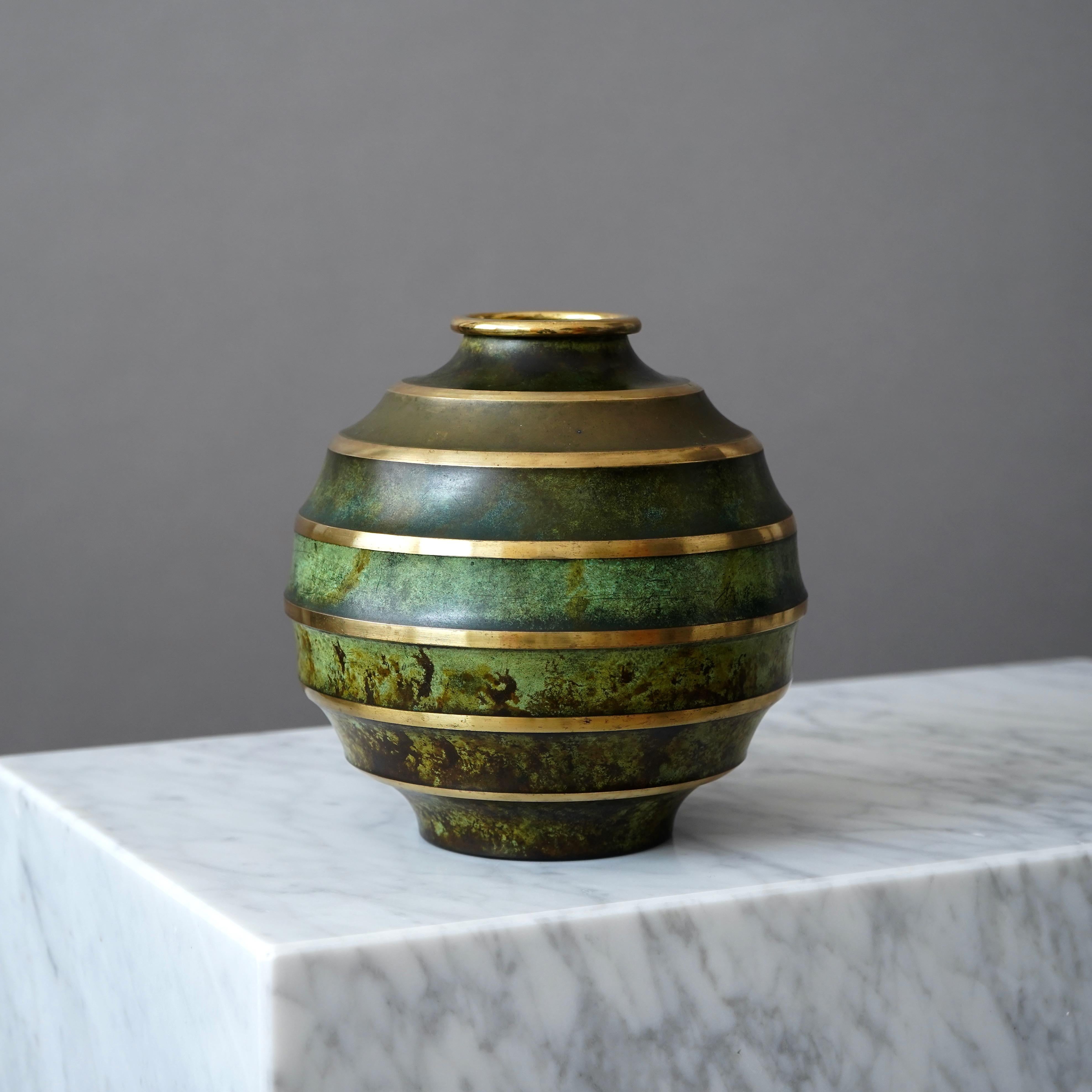 Un magnifique vase art déco en bronze avec une patine étonnante. 
Fabriqué par SVM, Svenska Metallverken AB, Suède, années 1930.  

Très bon état, avec seulement quelques légères rayures.
Estampillé 