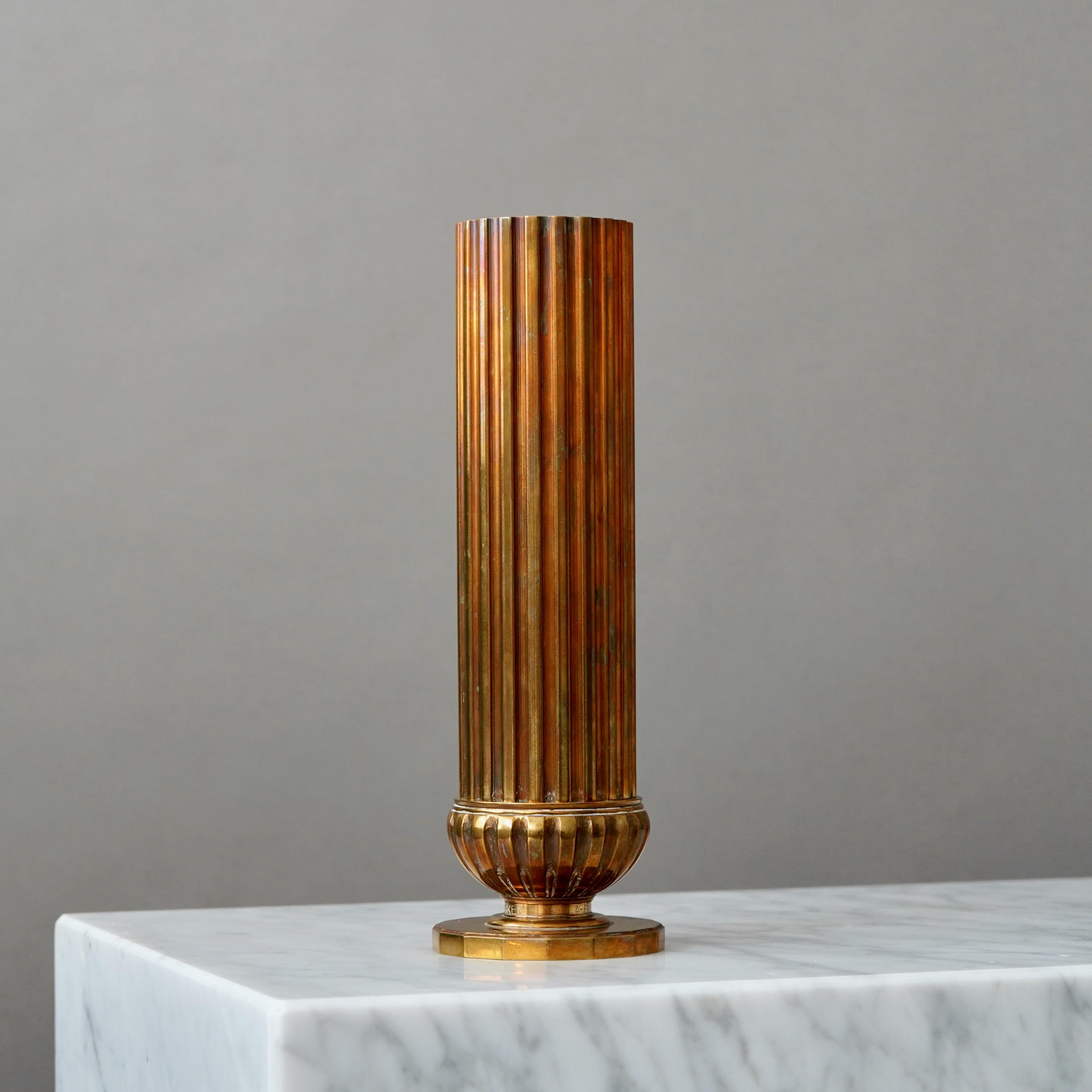 Un bellissimo vaso in bronzo art déco con un'incredibile patina. 
Realizzato da SVM, Svenska Metallverken AB, Svezia, anni '30.  

In ottime condizioni, ma con un'iscrizione sulla base.
Timbro 