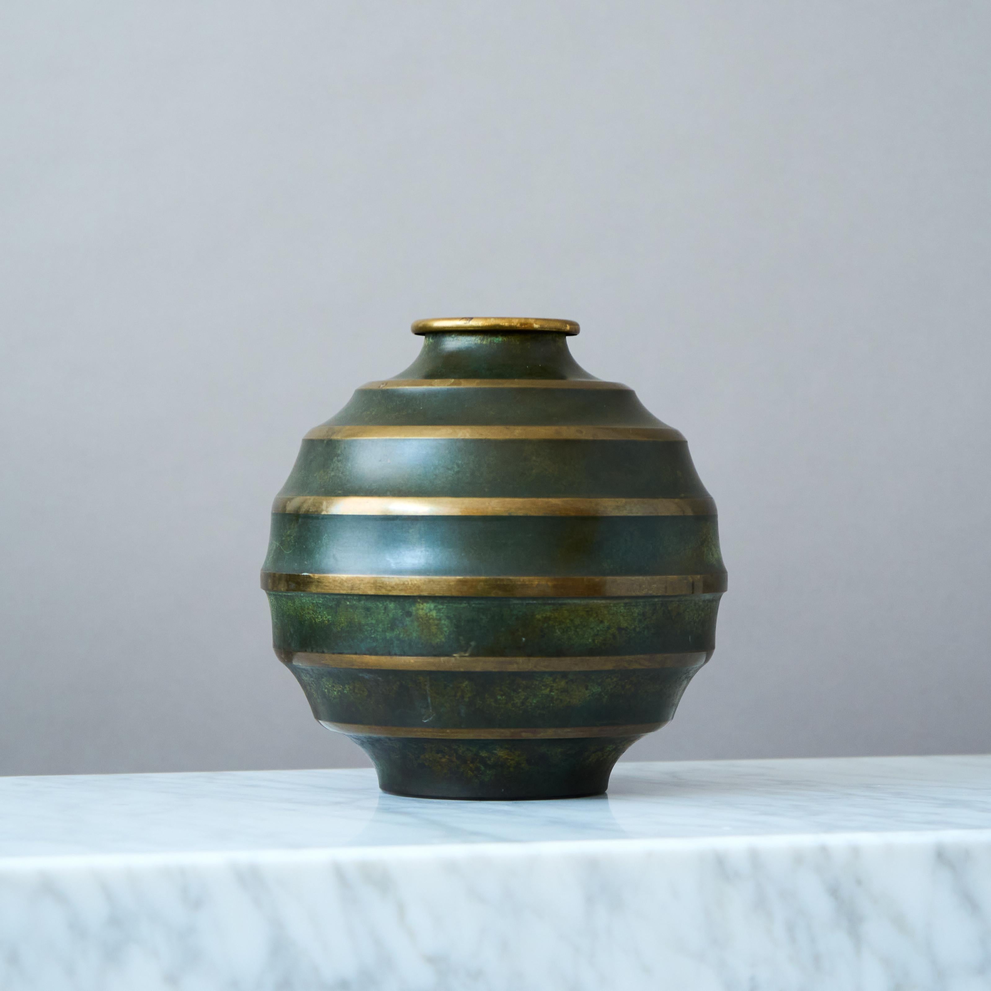 Eine schöne Art-Deco-Bronze-Vase mit erstaunlicher Patina. 
Hergestellt von SVM, Svenska Metallverken AB, Schweden, 1930er Jahre.  

Toller Zustand, mit nur ein paar leichten Kratzern.
Gestempelt 