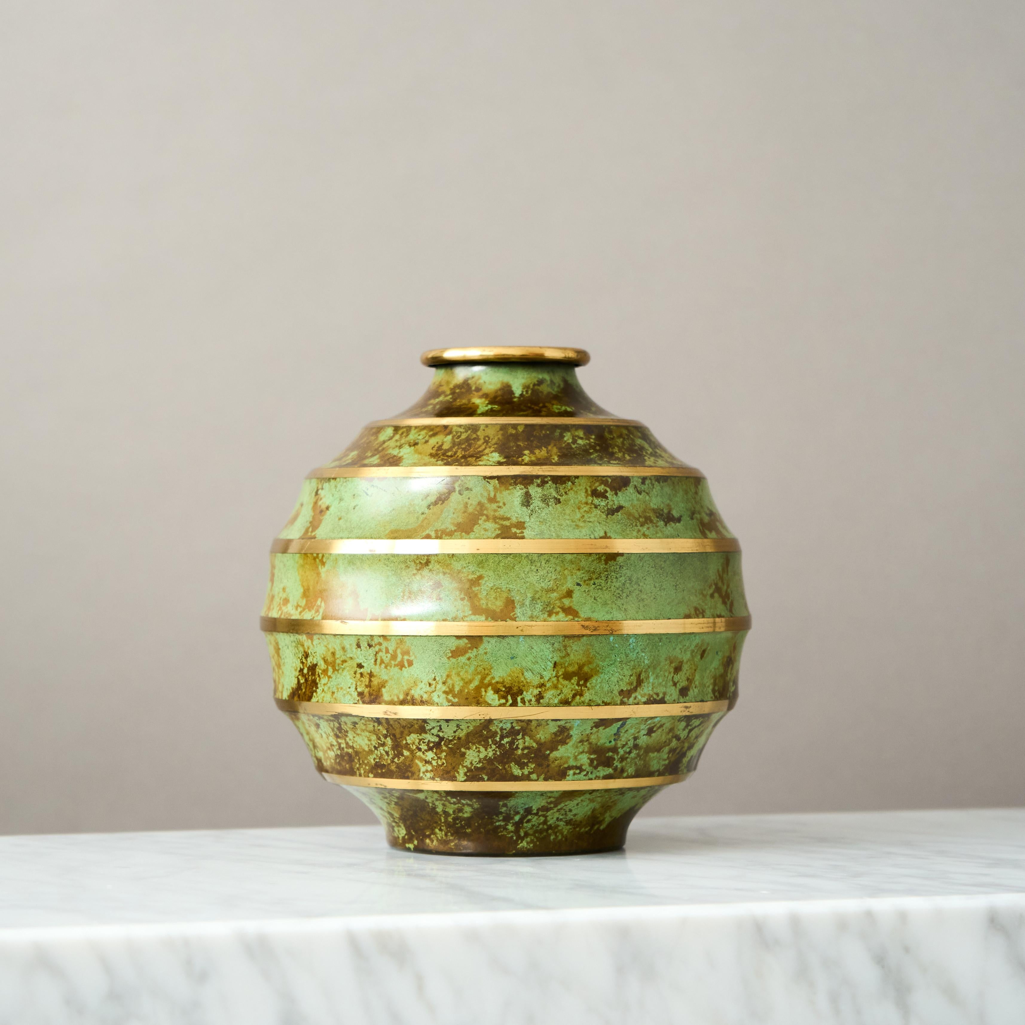 Eine schöne Art-Deco-Bronze-Vase mit erstaunlicher Patina. 
Hergestellt von SVM, Svenska Metallverken AB, Schweden, 1930er Jahre.  

Sehr guter Zustand, aber mit einer Inschrift (siehe Abbildung).
Gestempelt 