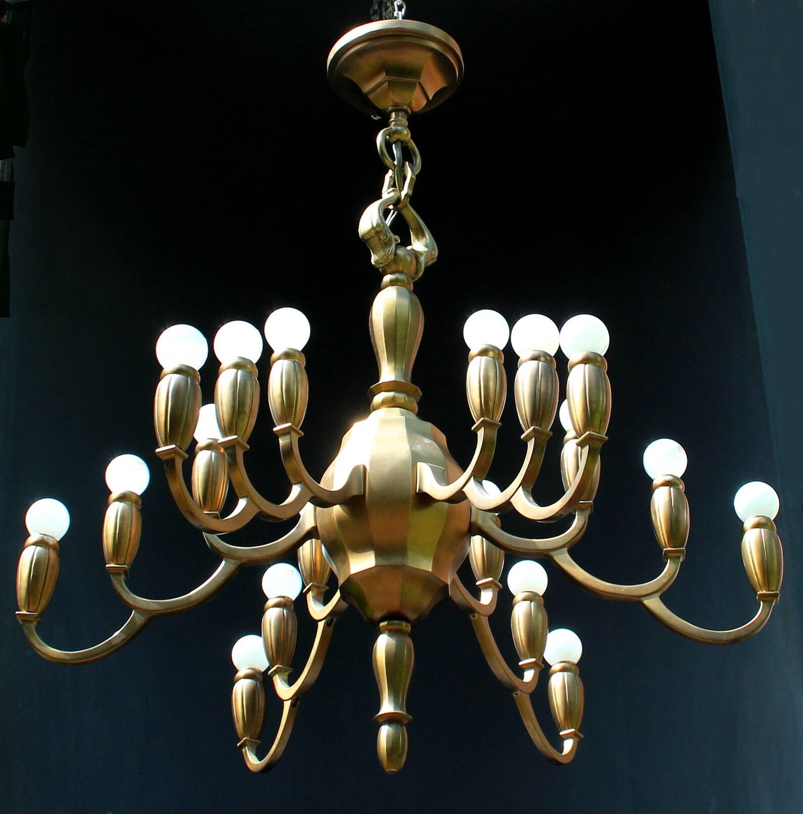 18 LIGHTS (E14) FLORAL BRONZE CHANDELIER OF THE MUNICH SCHOOL (1896 - 1912)
DIAMETER 32