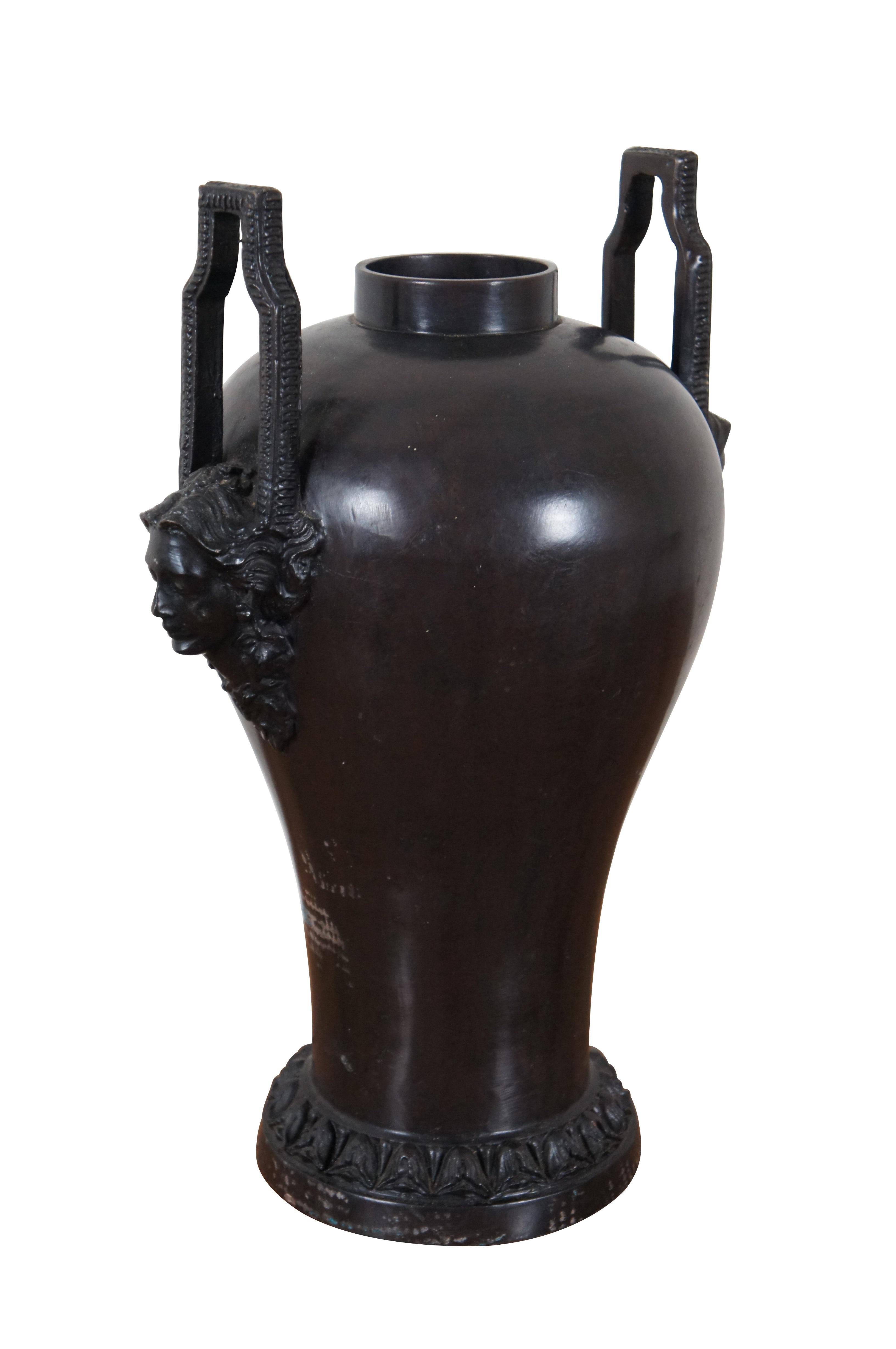 Art nouveau Urne de cheminée Maitland Smith en bronze Art Nouveau avec visage en bas-relief et poignée buste en vente