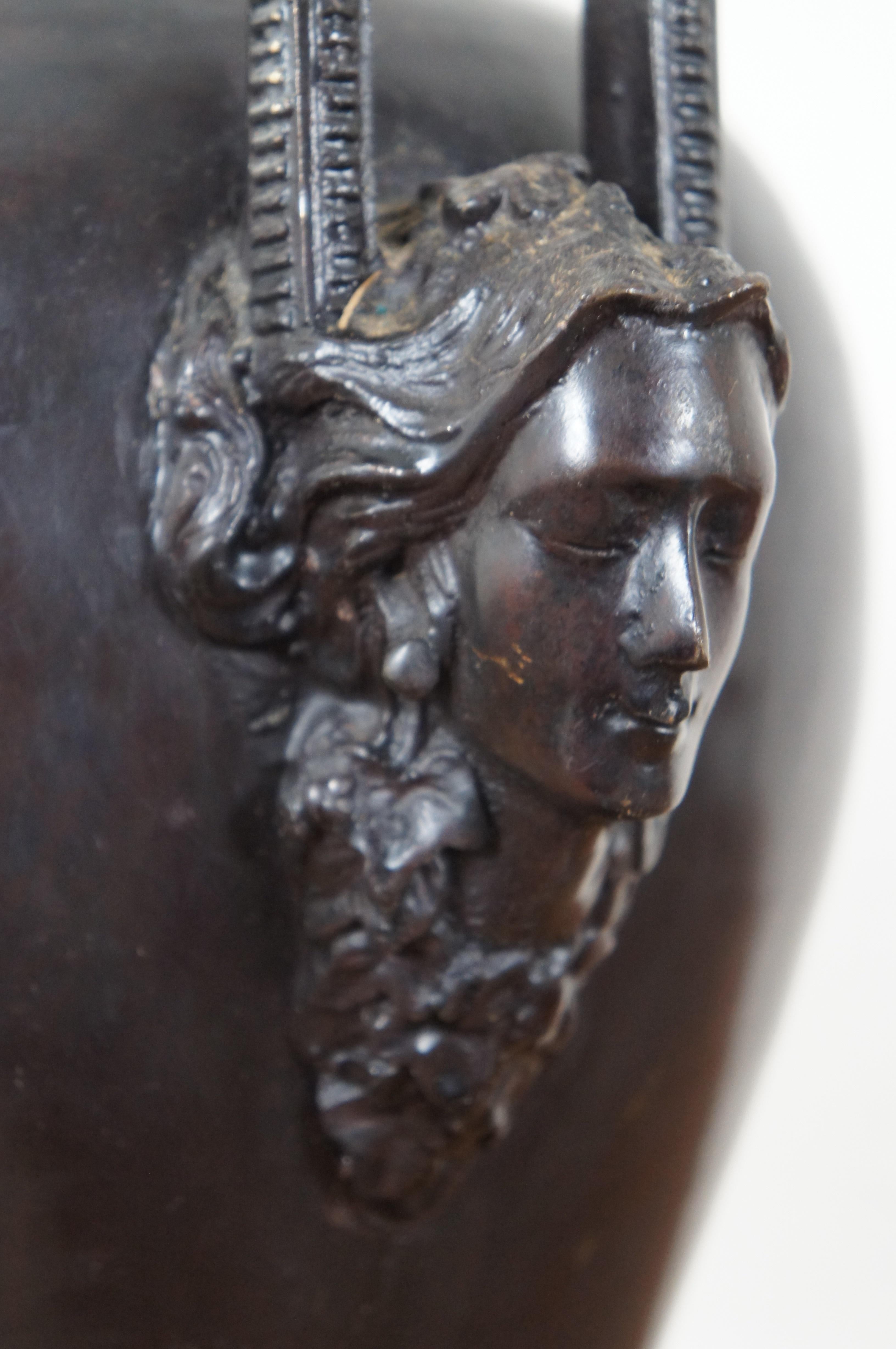 Bronze Urne de cheminée Maitland Smith en bronze Art Nouveau avec visage en bas-relief et poignée buste en vente