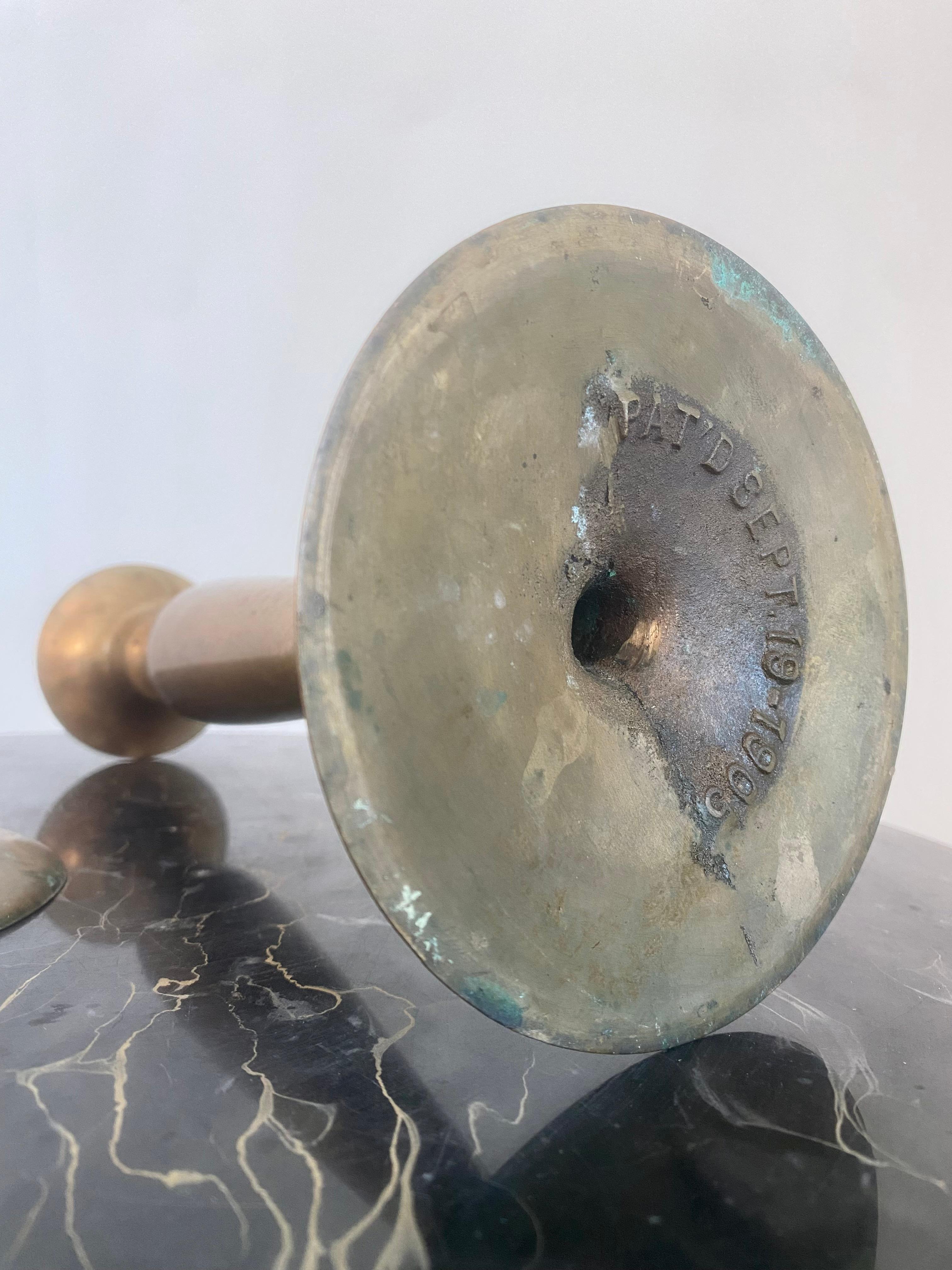 Portacandele Art Nouveau in bronzo, una coppia in vendita 6