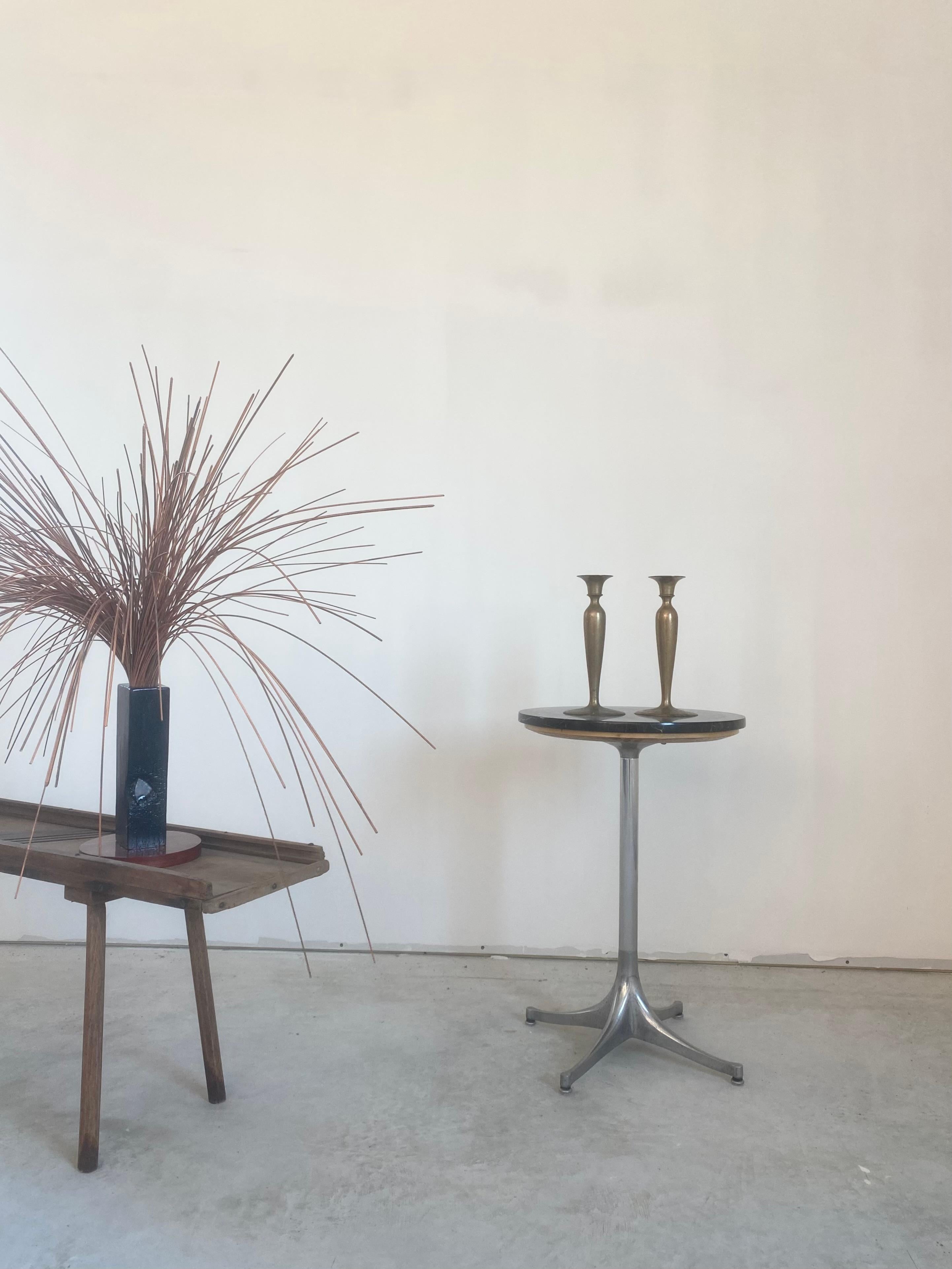 Coppia di portacandele in bronzo dell'inizio del XX secolo, ciascuno dei quali reca la dicitura 