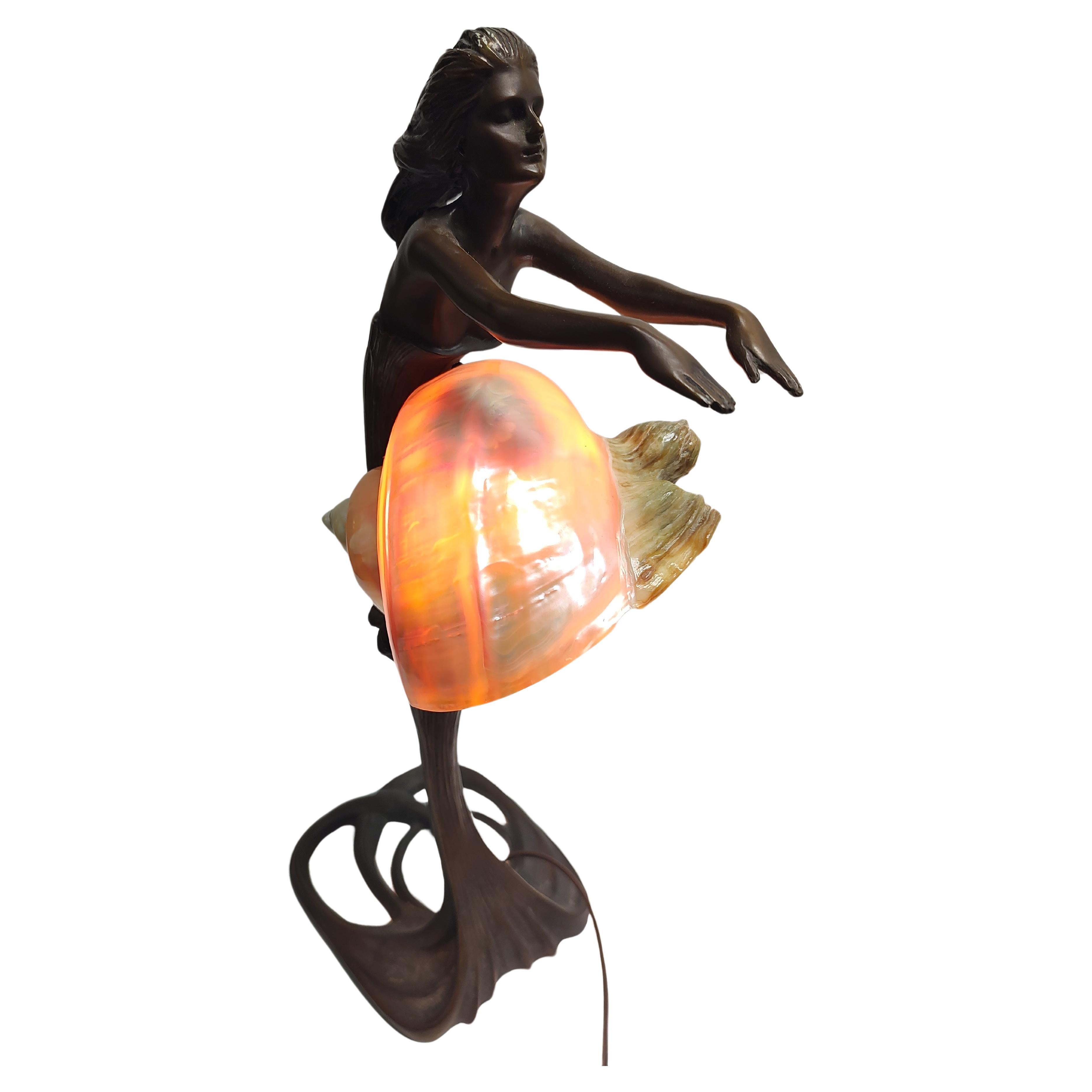 Art nouveau Lampe de table en bronze de style Art Noveau avec sirène figurative et abat-jour en coquille de conque en vente