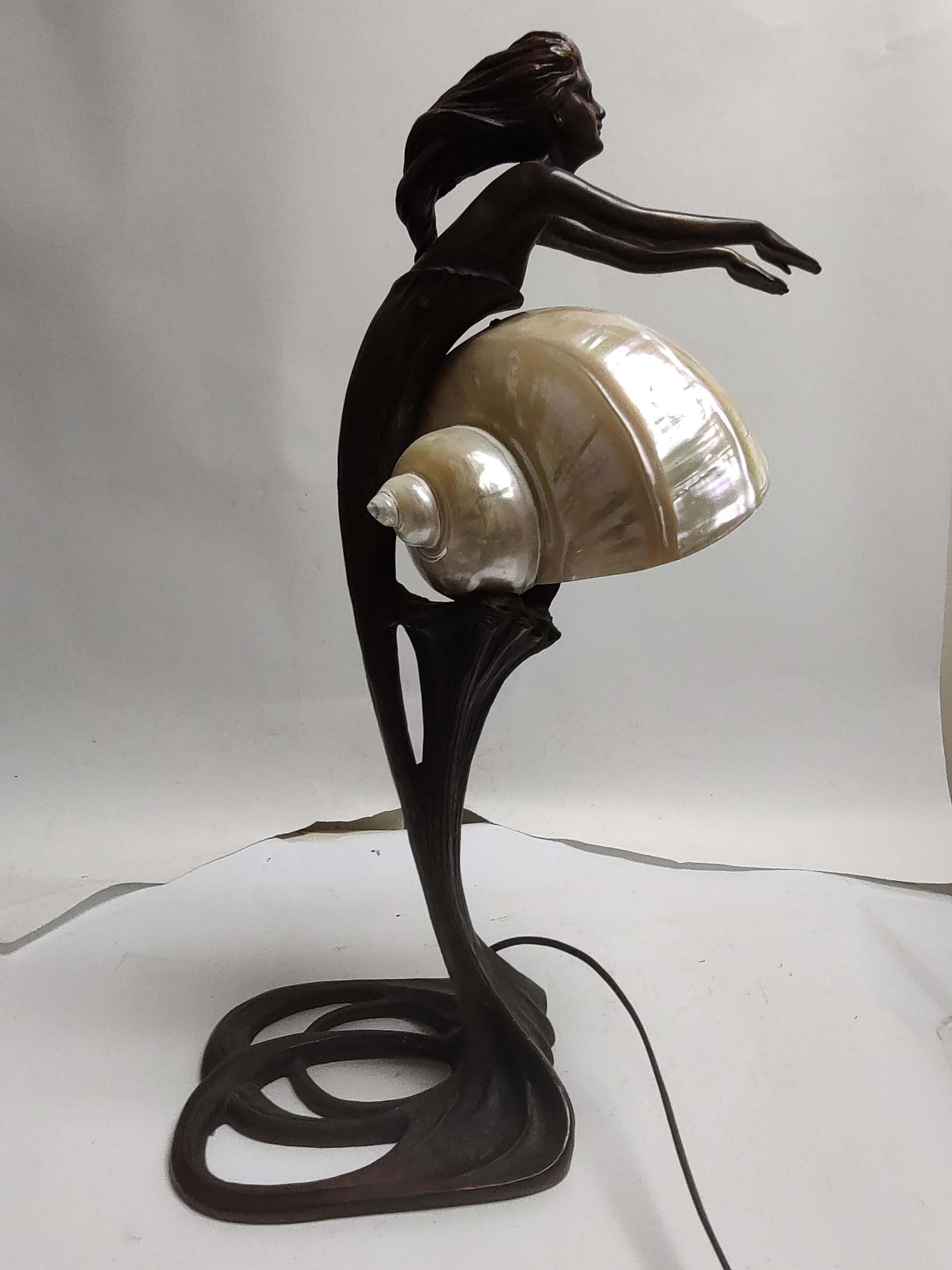 Américain Lampe de table en bronze de style Art Noveau avec sirène figurative et abat-jour en coquille de conque en vente