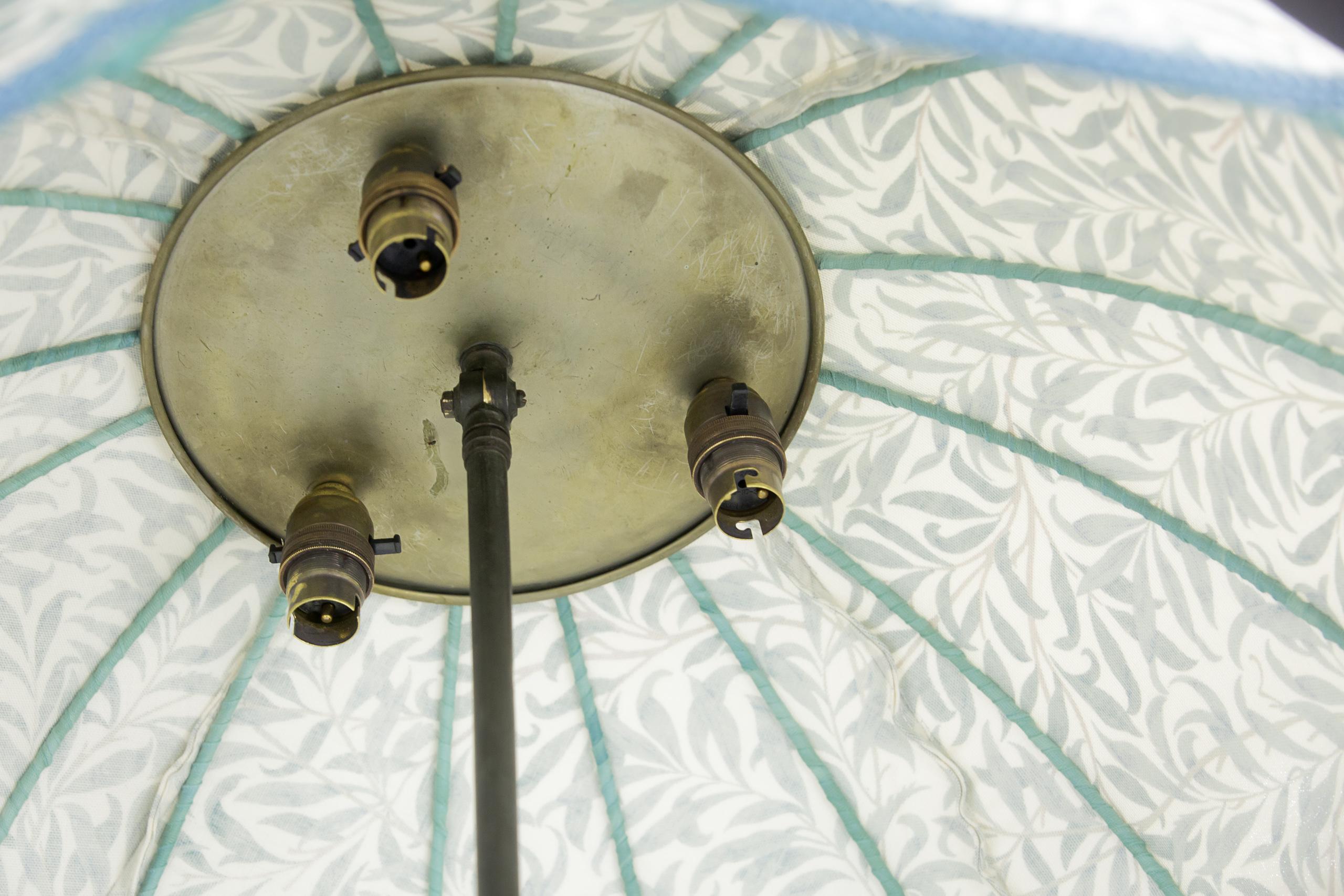 Stehlampe mit Gelenk aus Bronze und maßgefertigtem William Morris-Schirm im Angebot 5