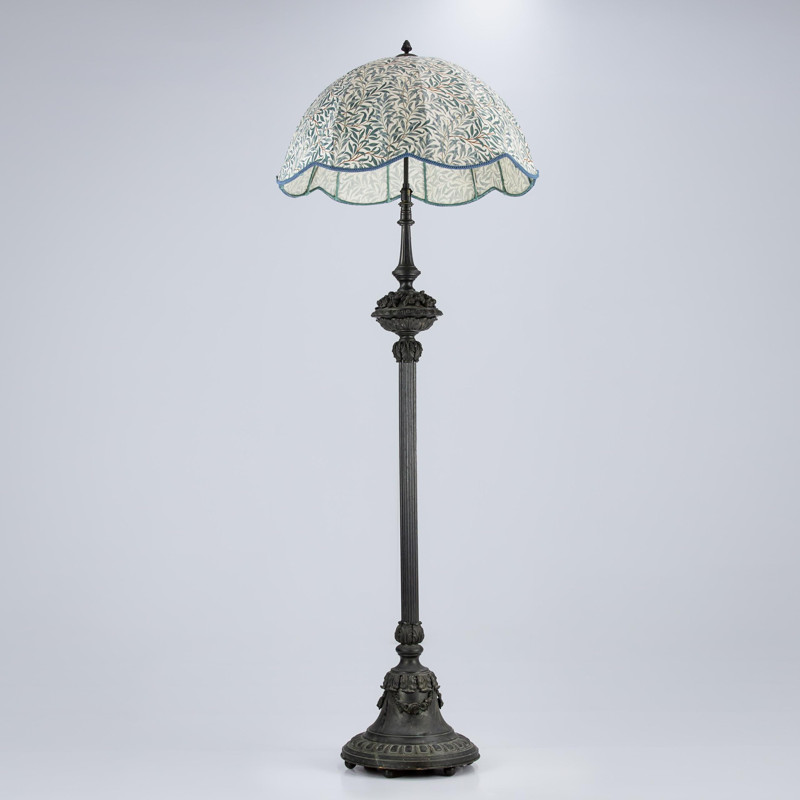 Beeindruckende Stehlampe aus Bronze mit riesigem, maßgefertigtem William Morris-Lampenschirm mit Weidengeflecht.

Neu verdrahtet im antiken Stil flex, PAT getestet.

Frankreich 1860. Schwer.