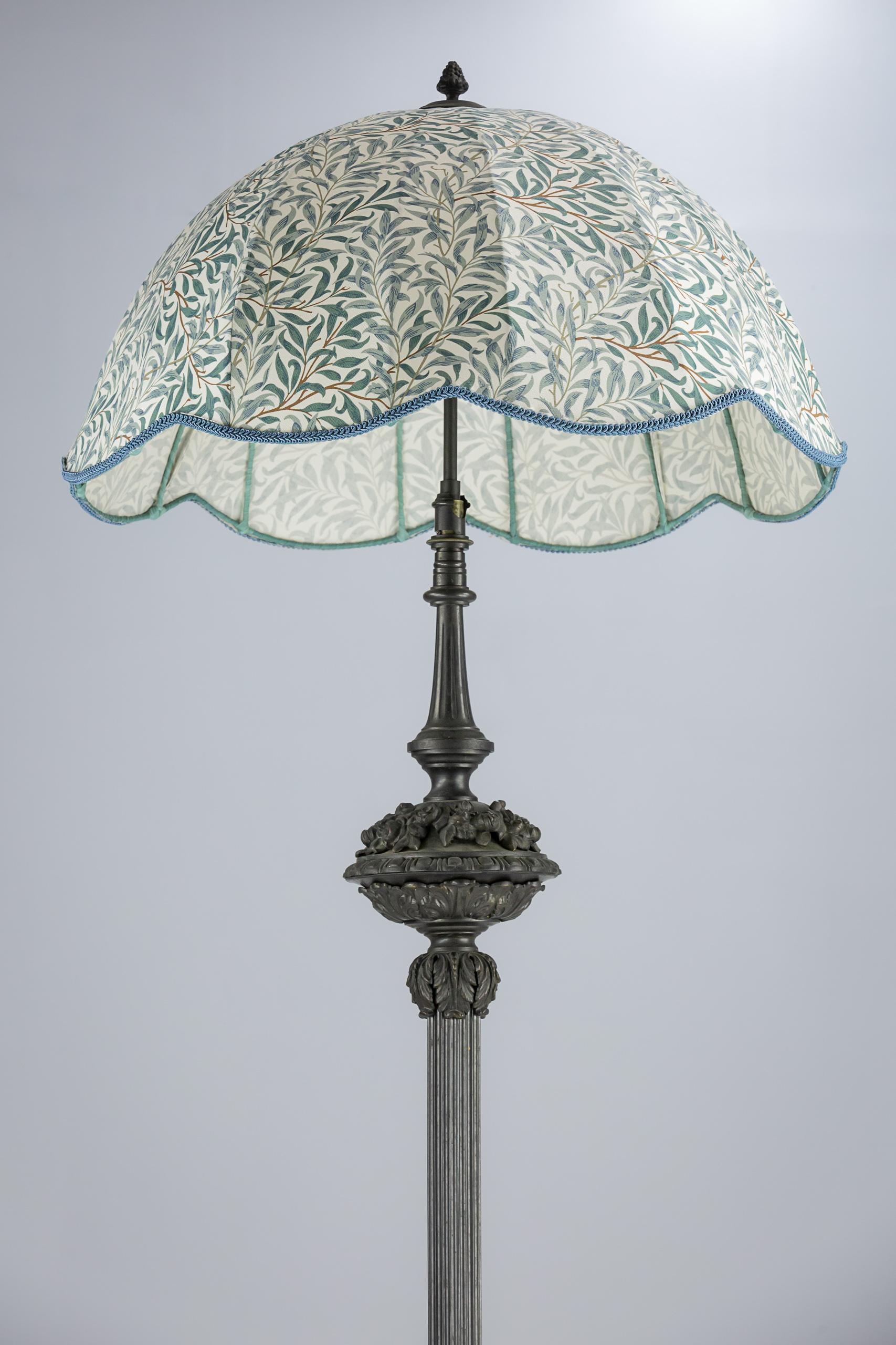 Stehlampe mit Gelenk aus Bronze und maßgefertigtem William Morris-Schirm (Französisch) im Angebot
