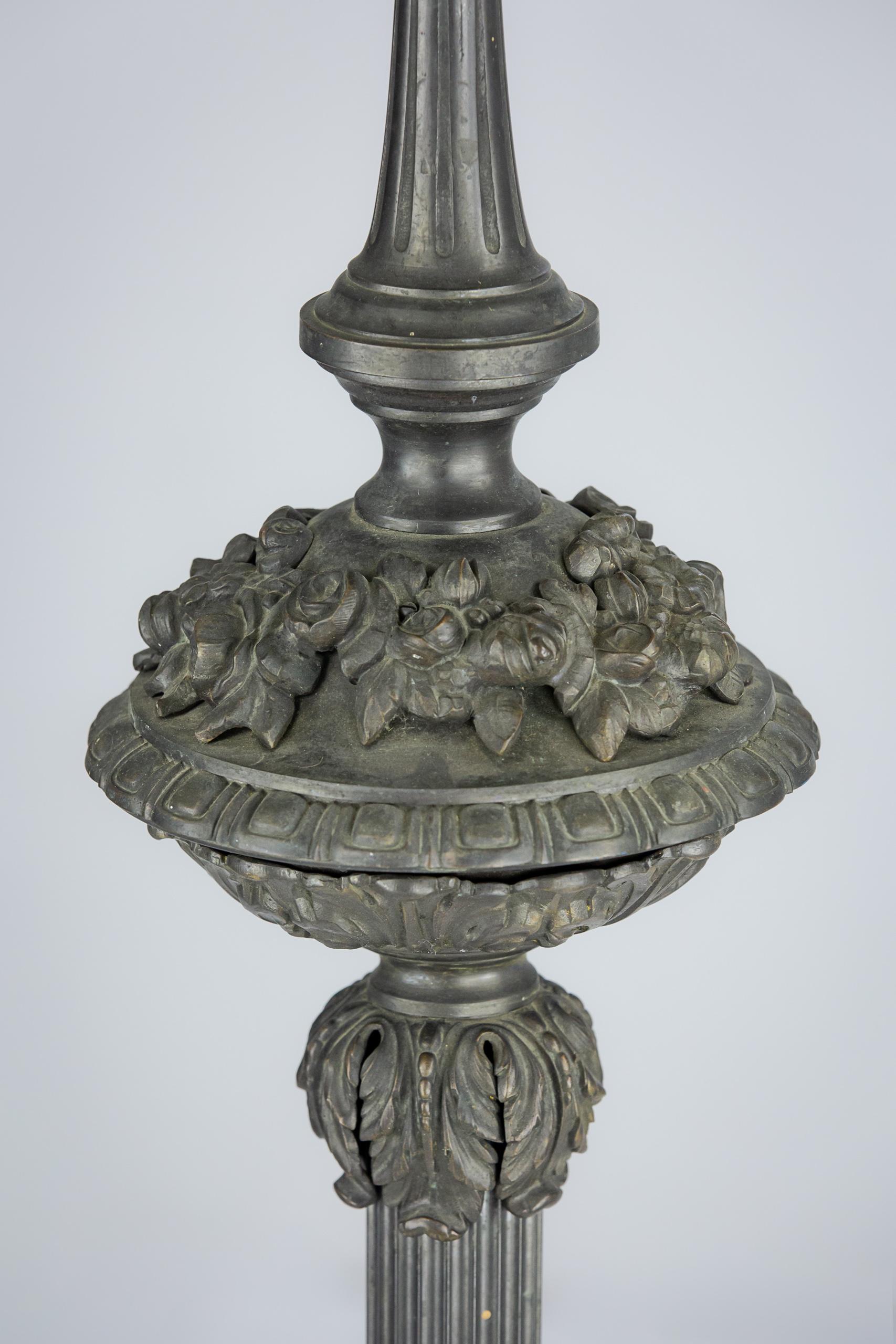 Stehlampe mit Gelenk aus Bronze und maßgefertigtem William Morris-Schirm im Angebot 2