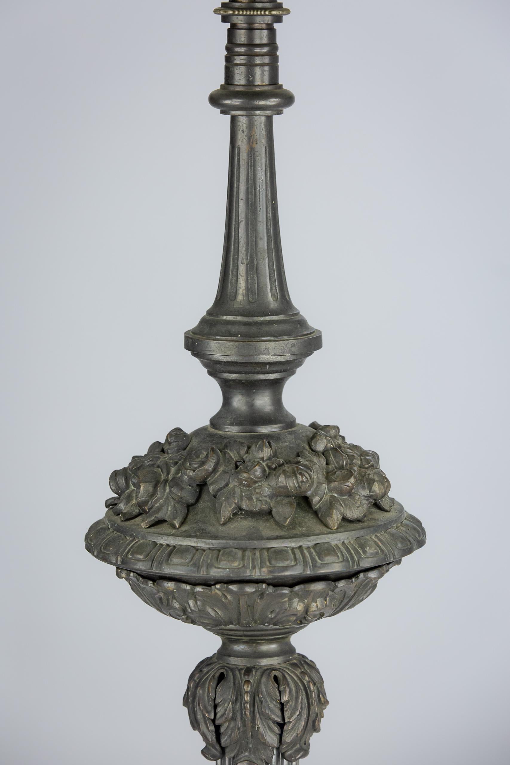 Lampadaire articulé bronze avec abat-jour William Morris sur mesure en vente 2